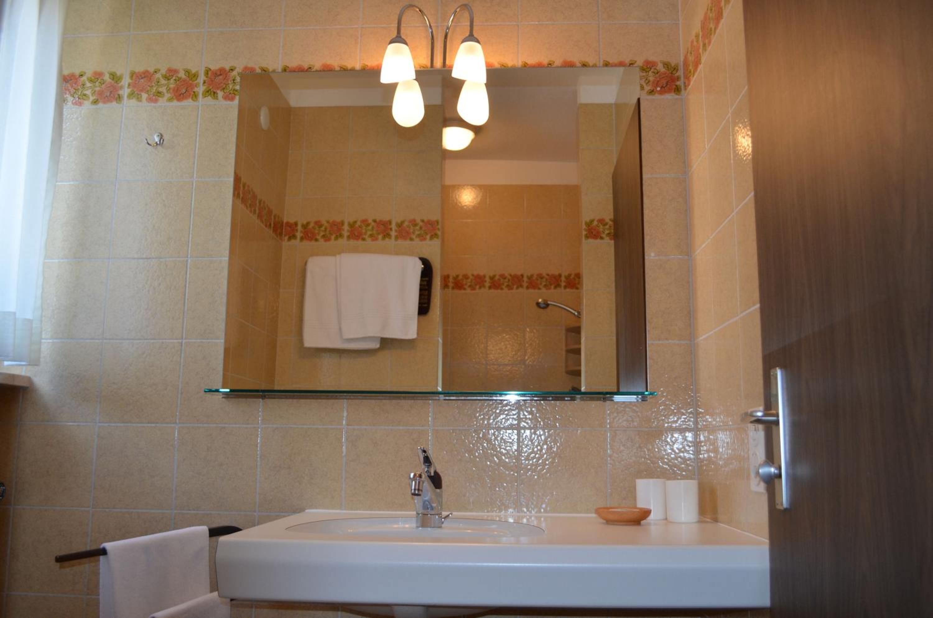 Double Room with Lake View - Photo 4
