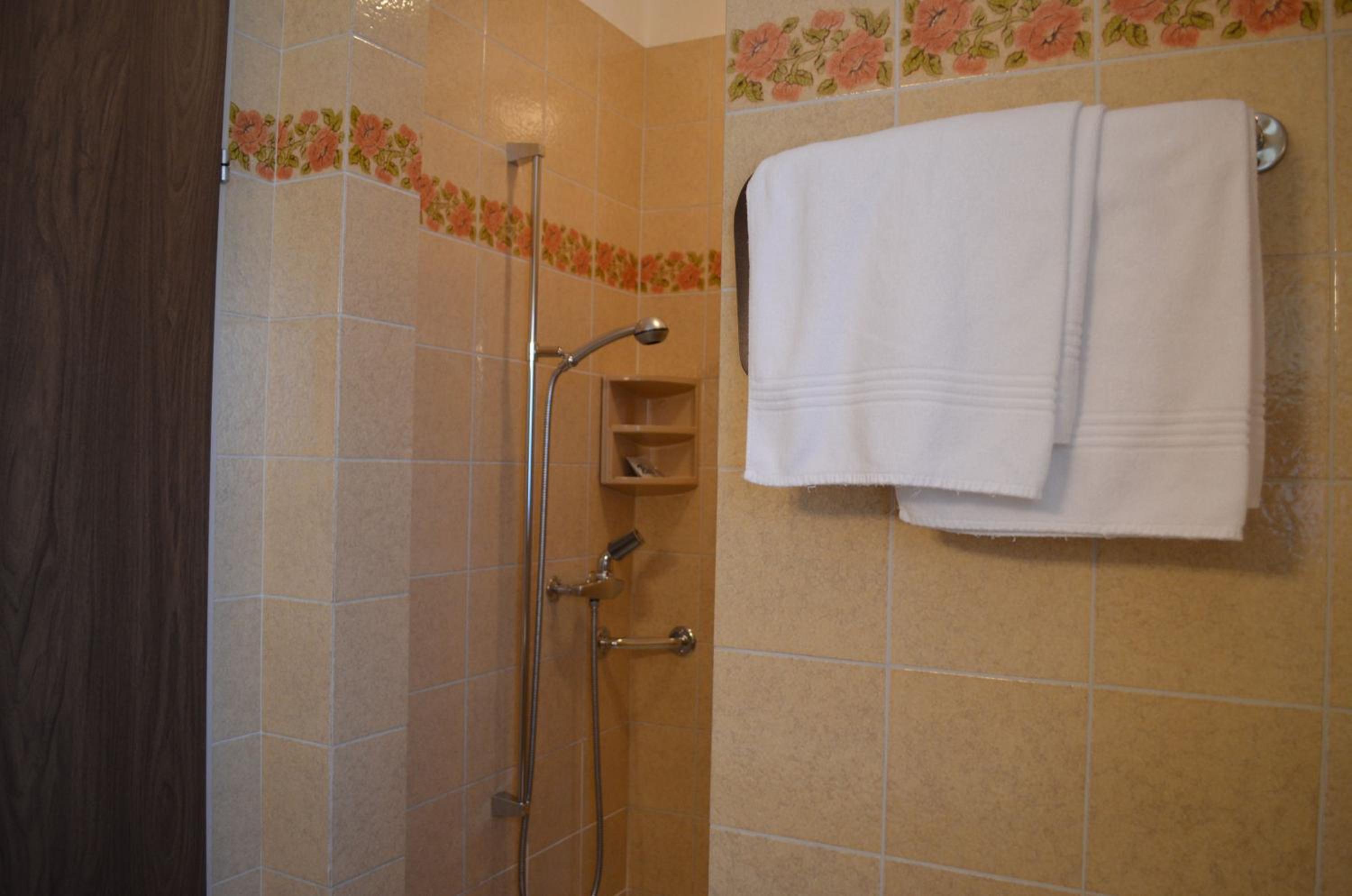 Double Room with Lake View - Photo 2
