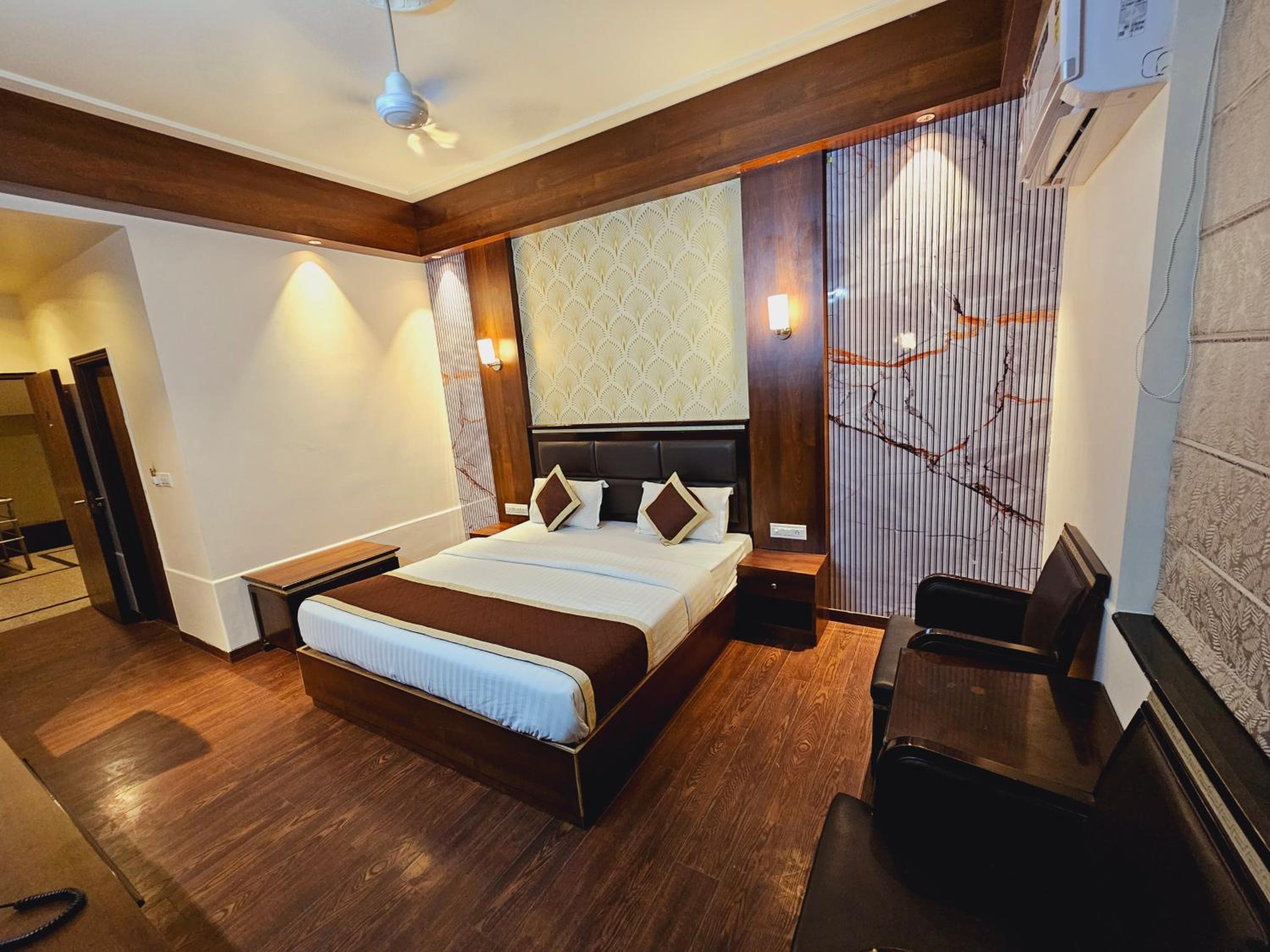 Deluxe Room:Enjoy Happy Hours with 2+1 offer on Alcoholic Beverages, Early Check-In/ Late Check-Out upto 2 hours (subject to availability) - Photo 1