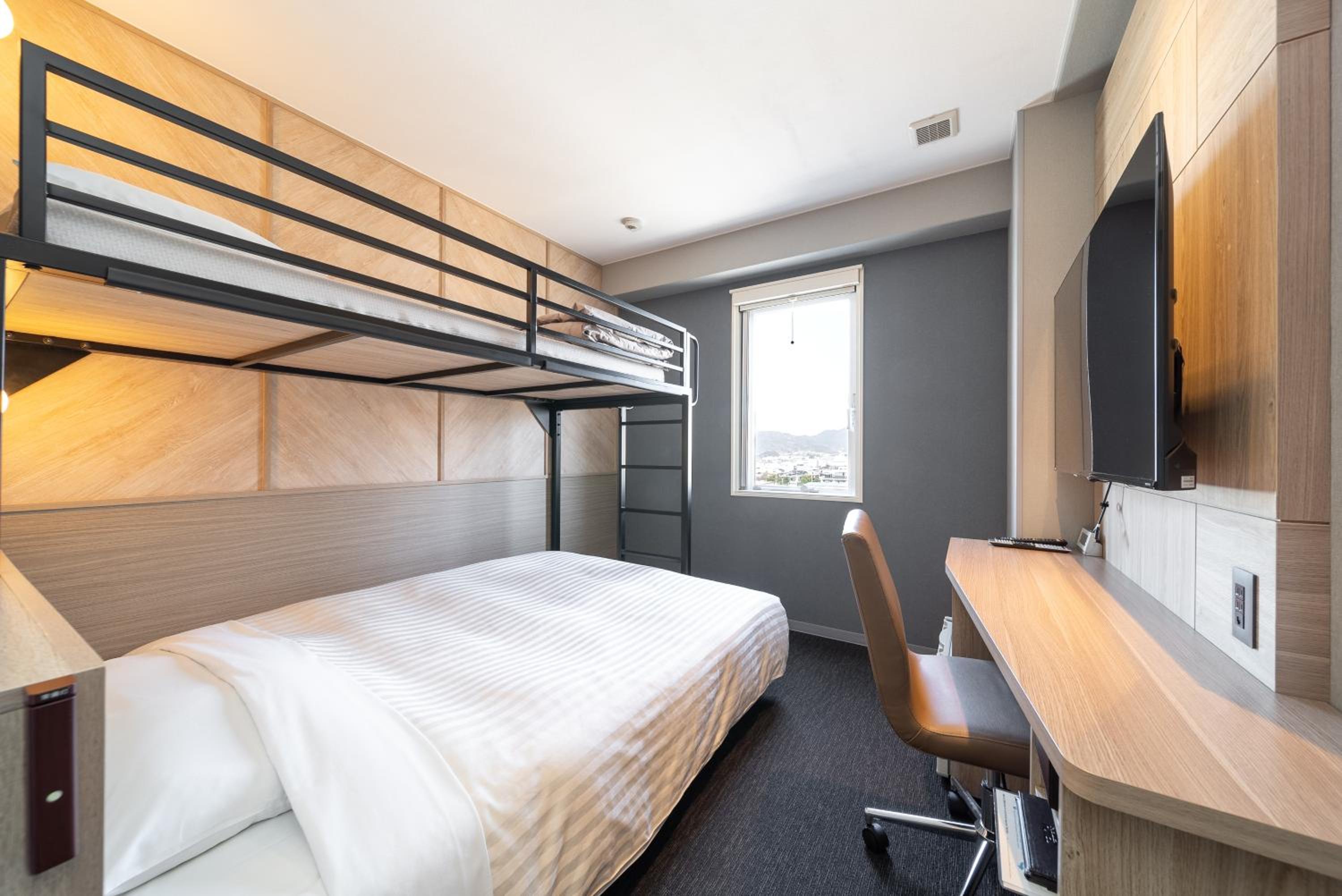 Twin Room with Bunk Bed - Smoking photo 3