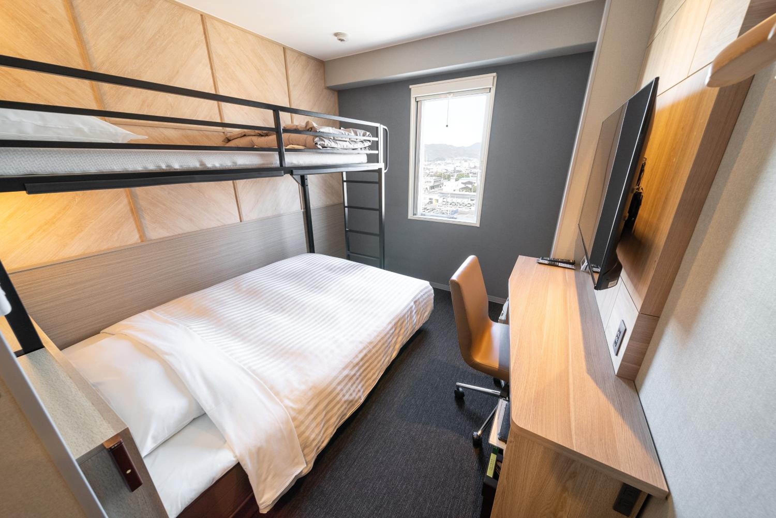 Twin Room with Bunk Bed - Smoking photo 2