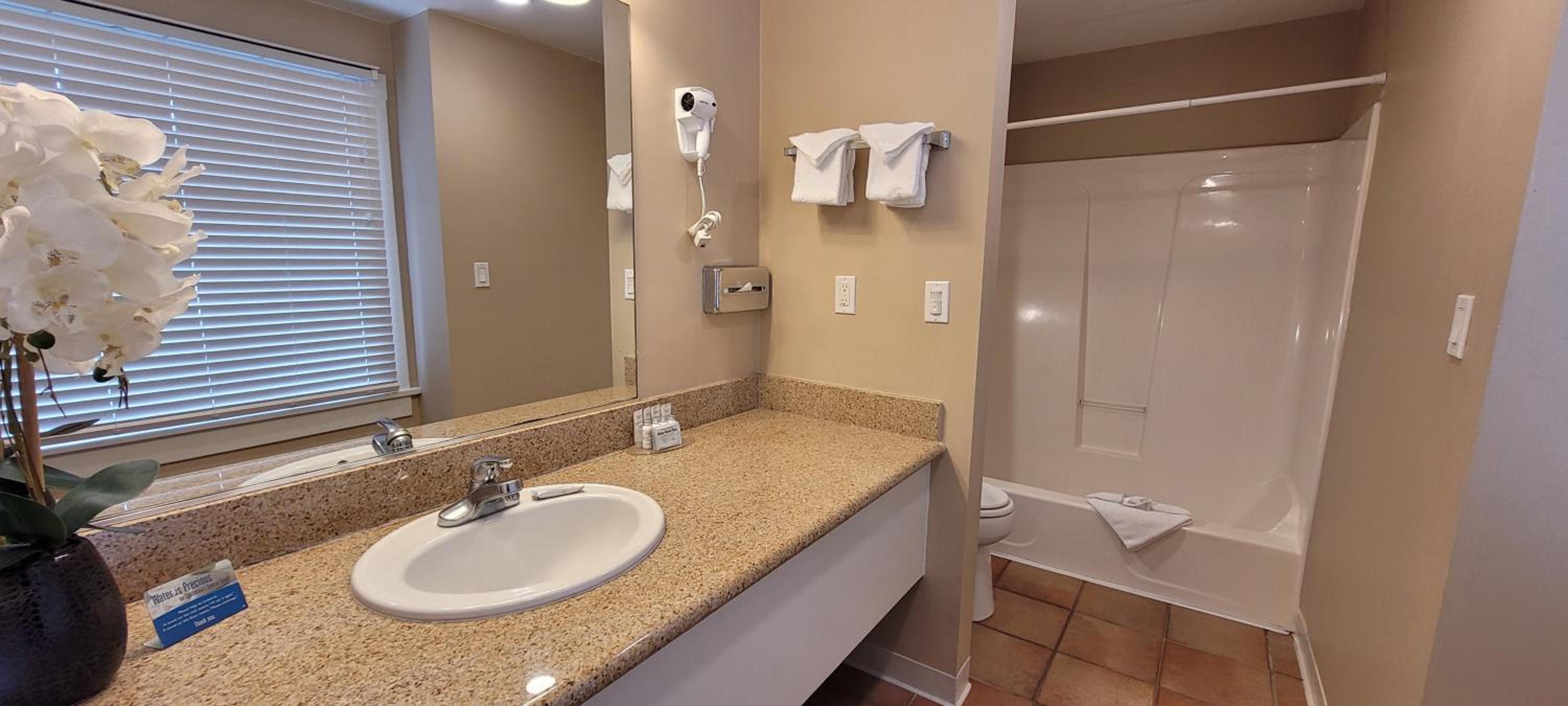 Standard Queen Room with Two Queen Beds - Photo 3