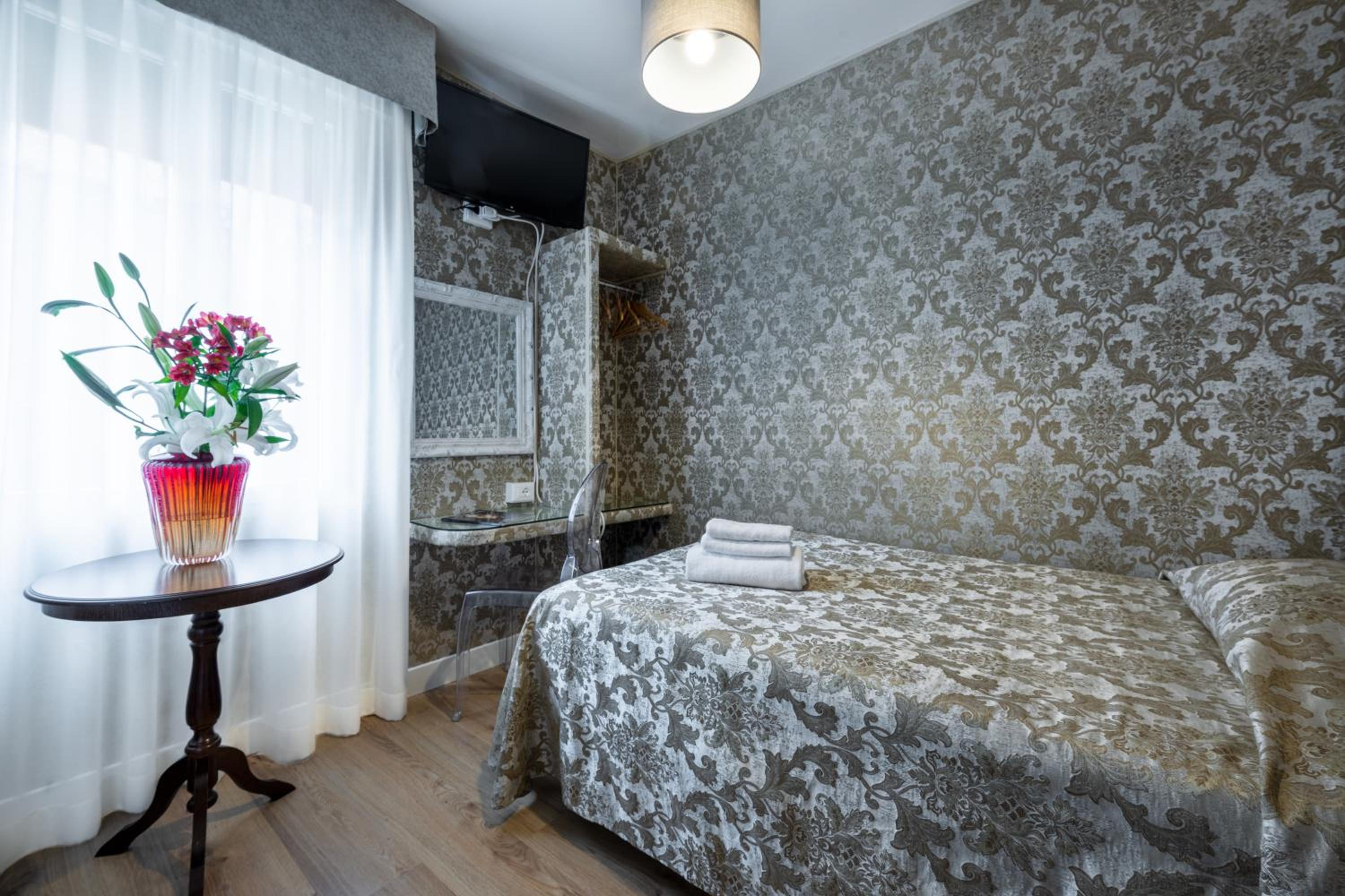 Small Double Room photo 2