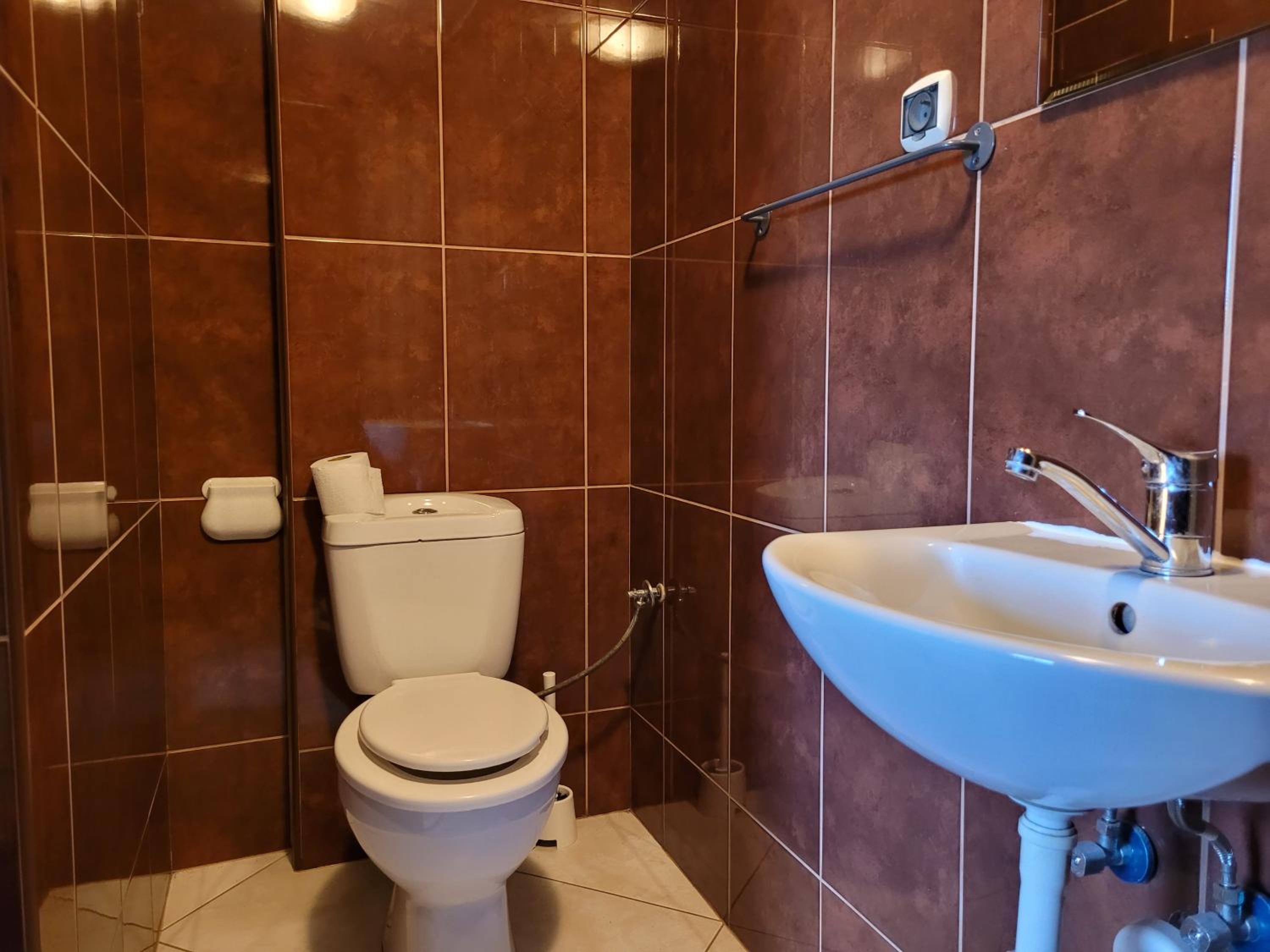 Deluxe Double Room with Shower - Photo 3