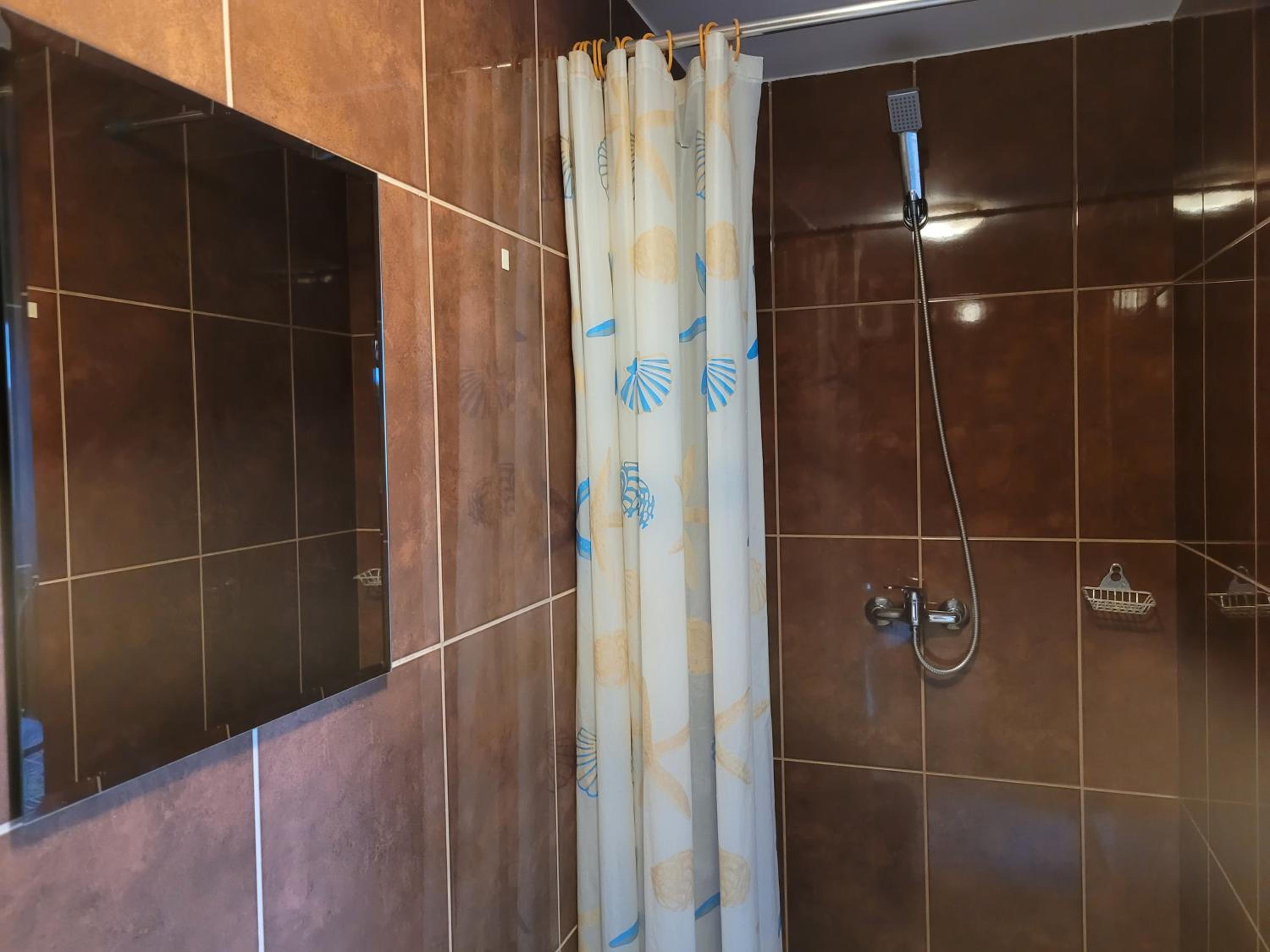 Deluxe Double Room with Shower - Photo 4