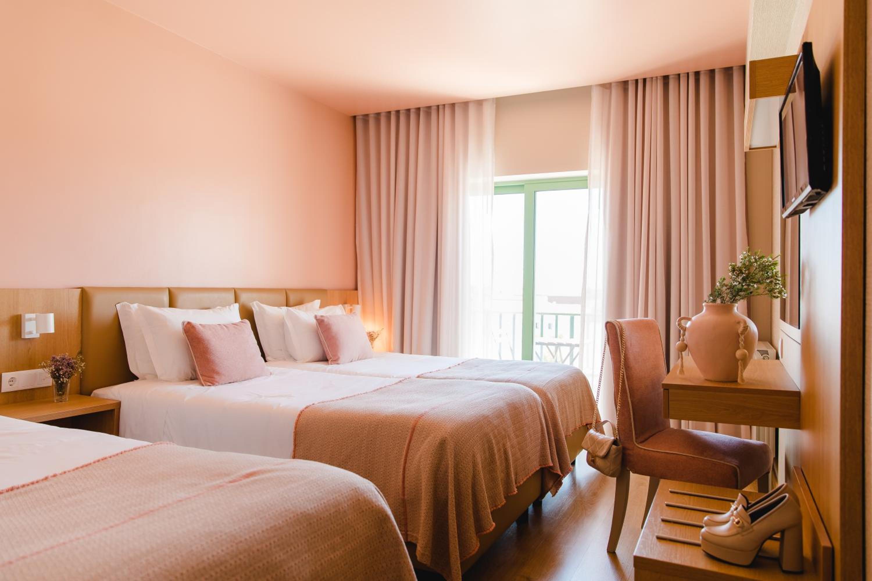 Double or Twin Room with Extra Bed - Photo 1