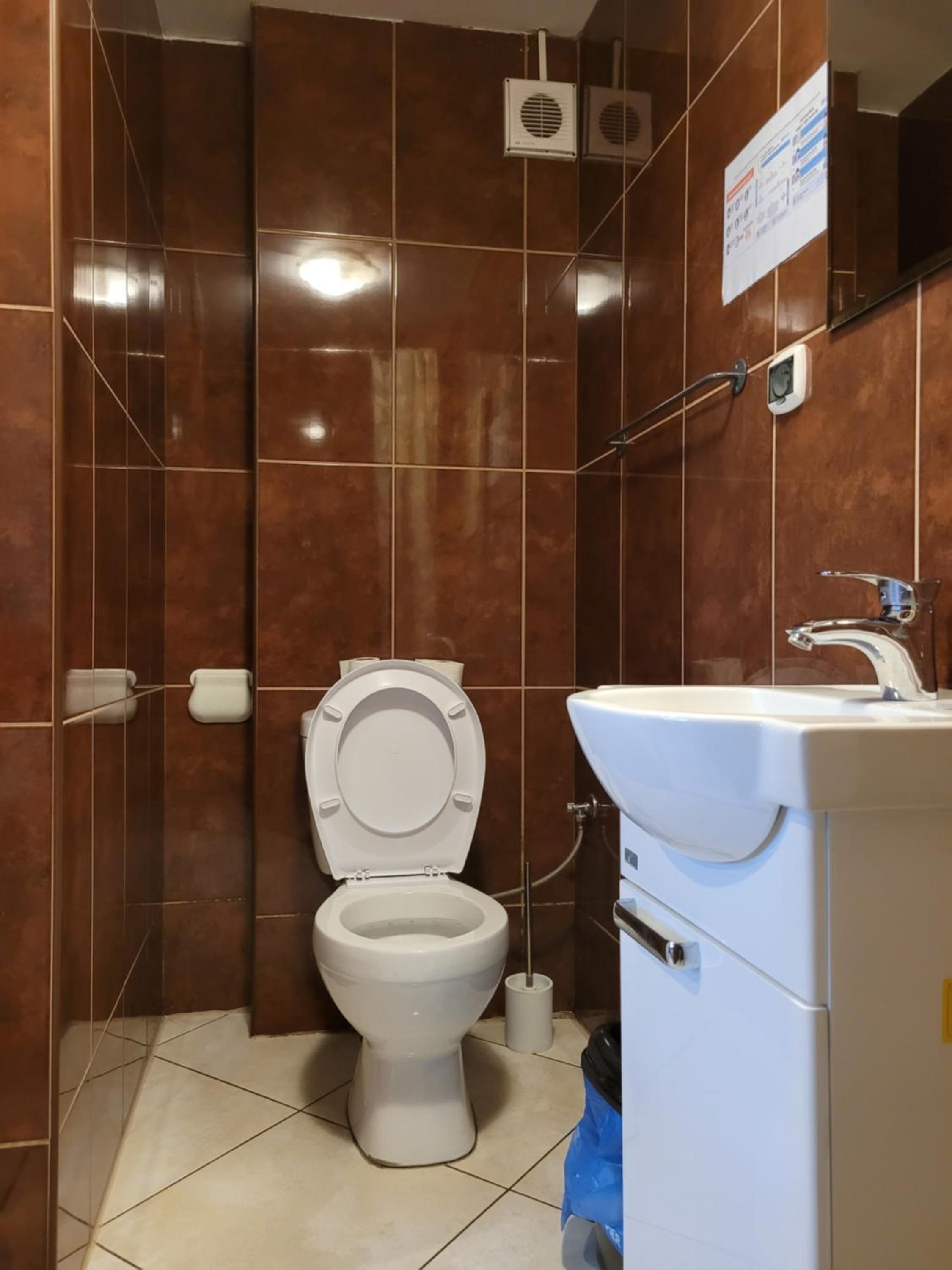 Deluxe Double Room with Shower - Photo 5
