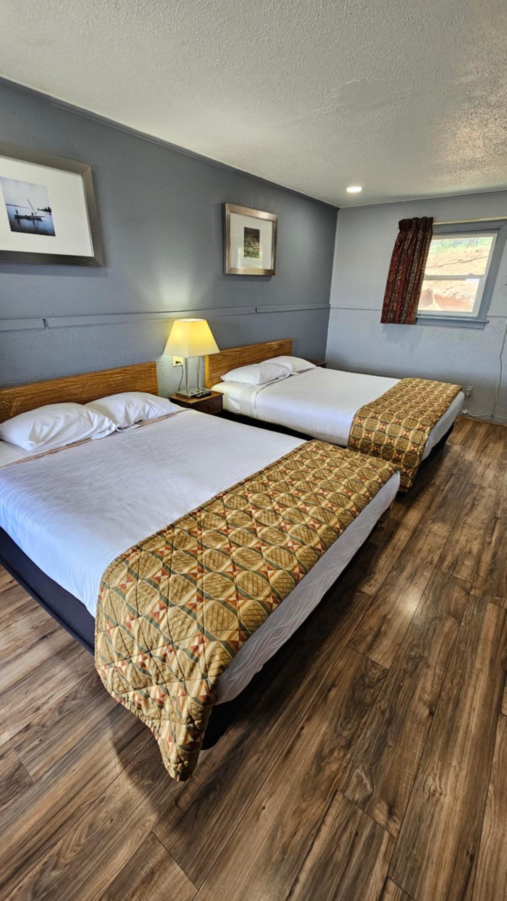 Queen Room with Two Queen Beds - Photo 2