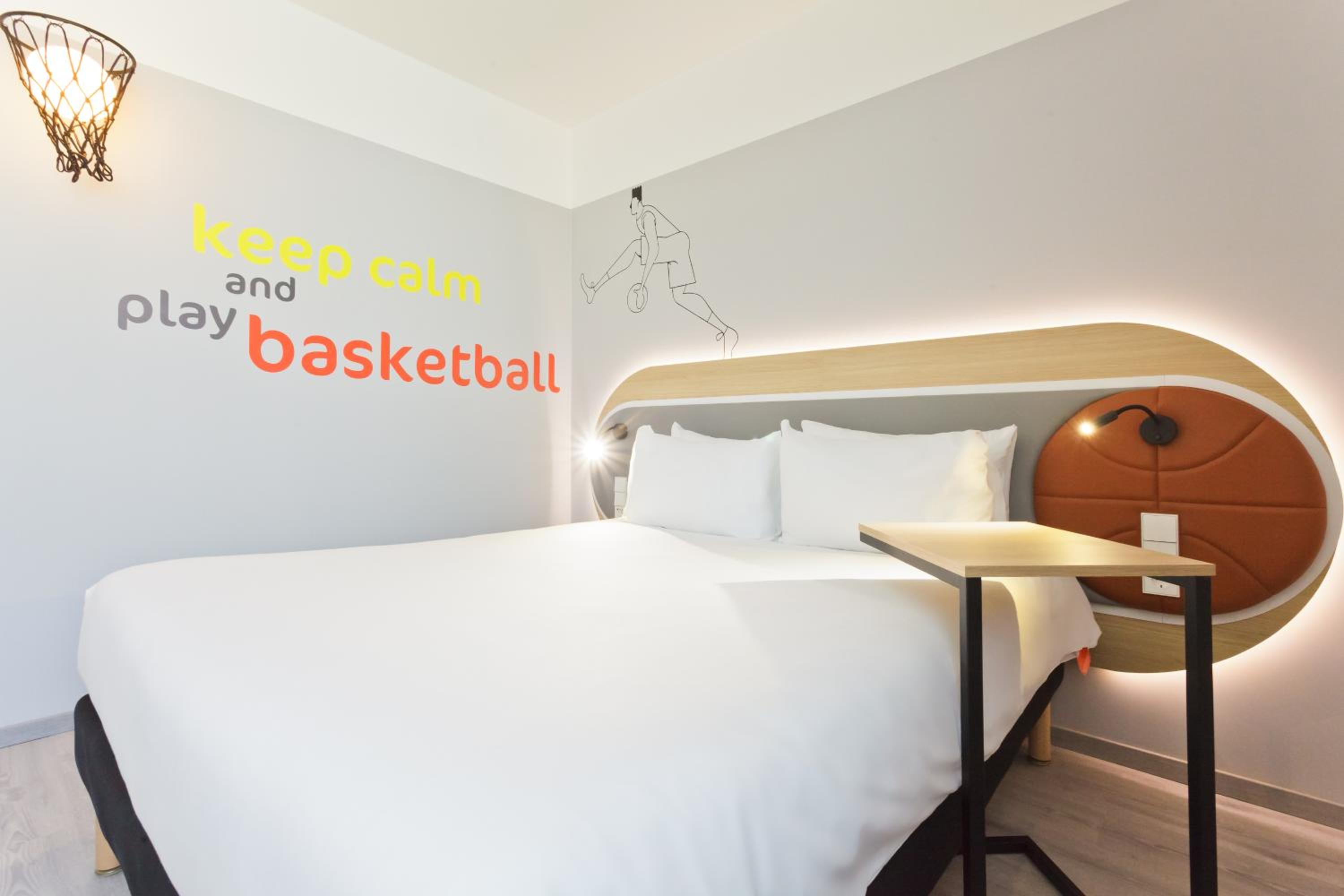 Room with Queen Bed and Sofa Bed - Photo 4