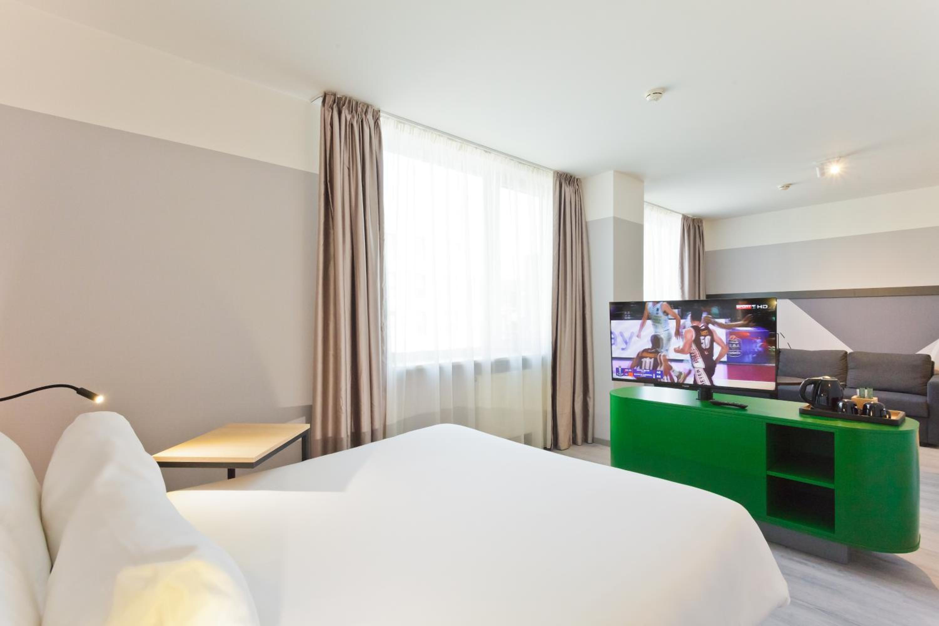 Room with Queen Bed and Sofa Bed - Photo 5