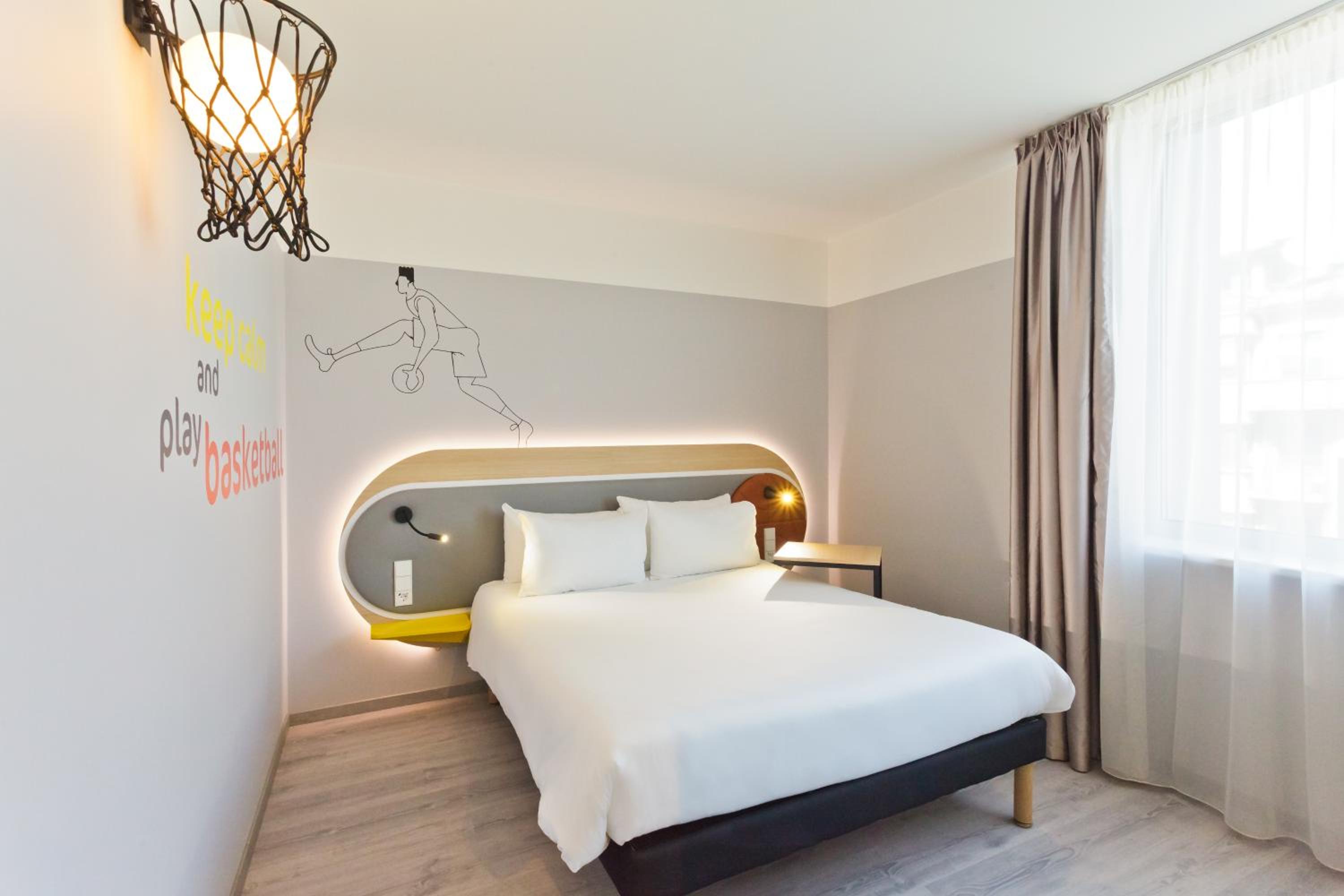 Room with Queen Bed and Sofa Bed - Photo 10