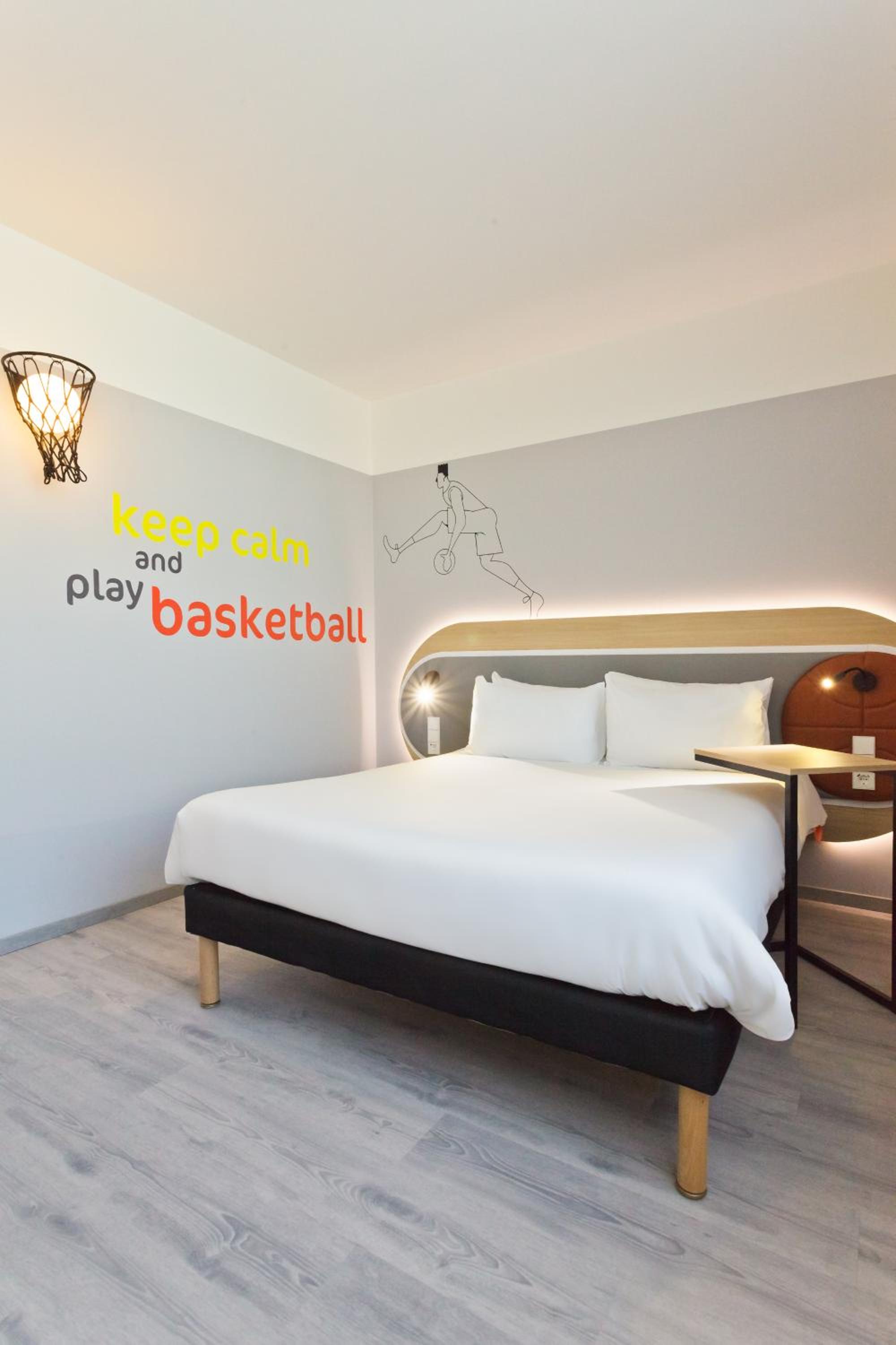 Room with Queen Bed and Sofa Bed - Photo 6