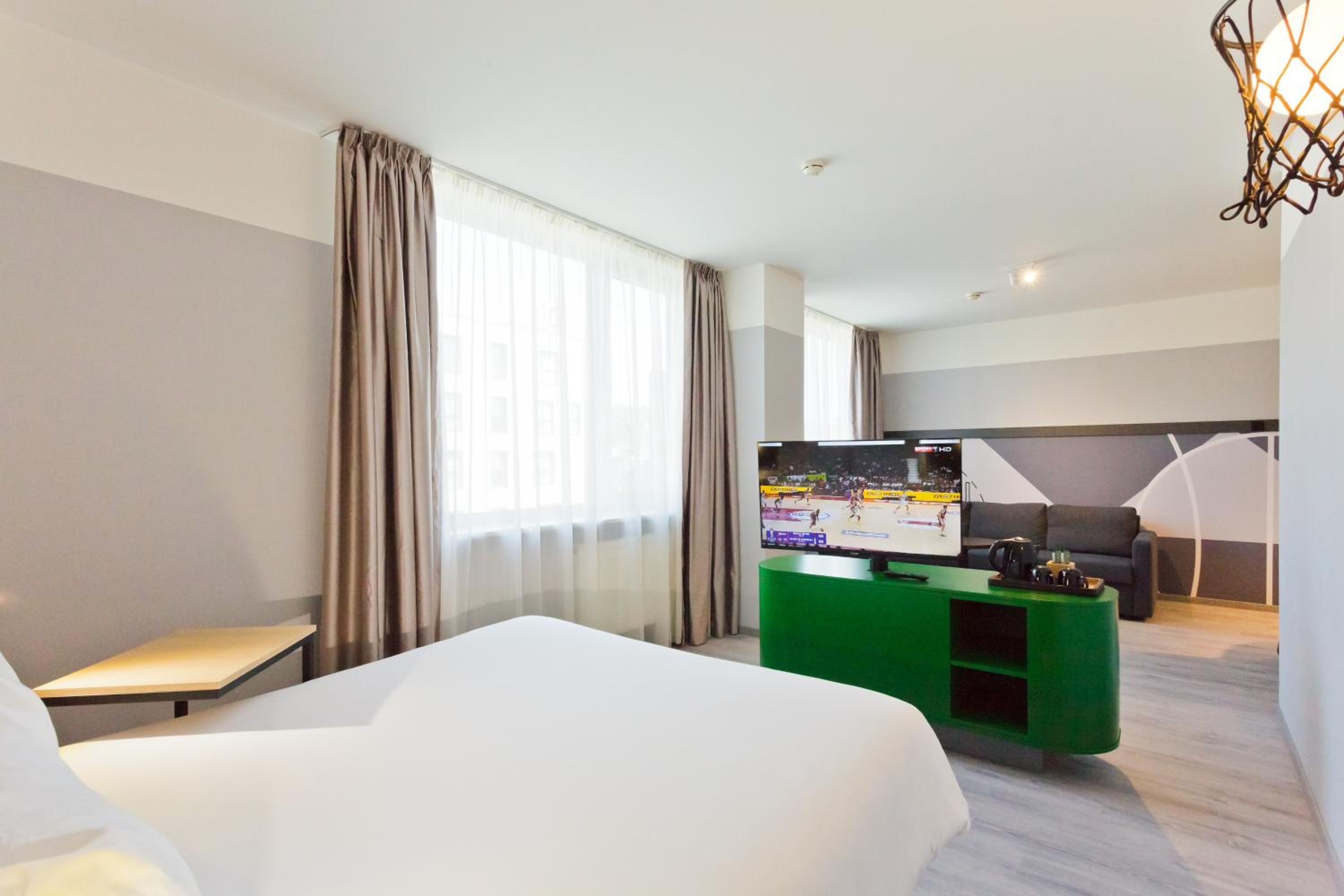 Room with Queen Bed and Sofa Bed - Photo 2