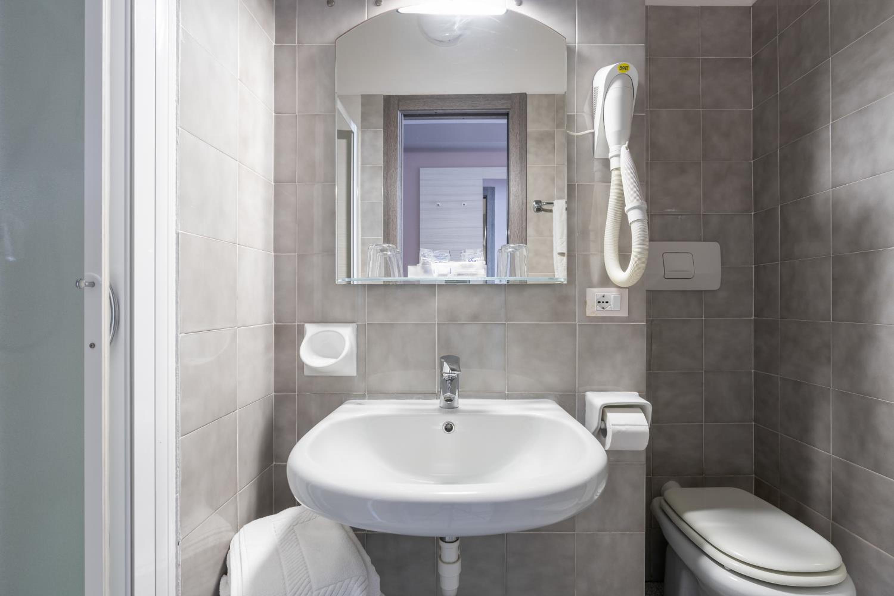 Standard Double or Twin Room photo 3