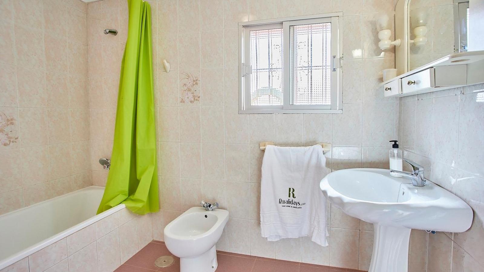 Five-Bedroom House photo 2