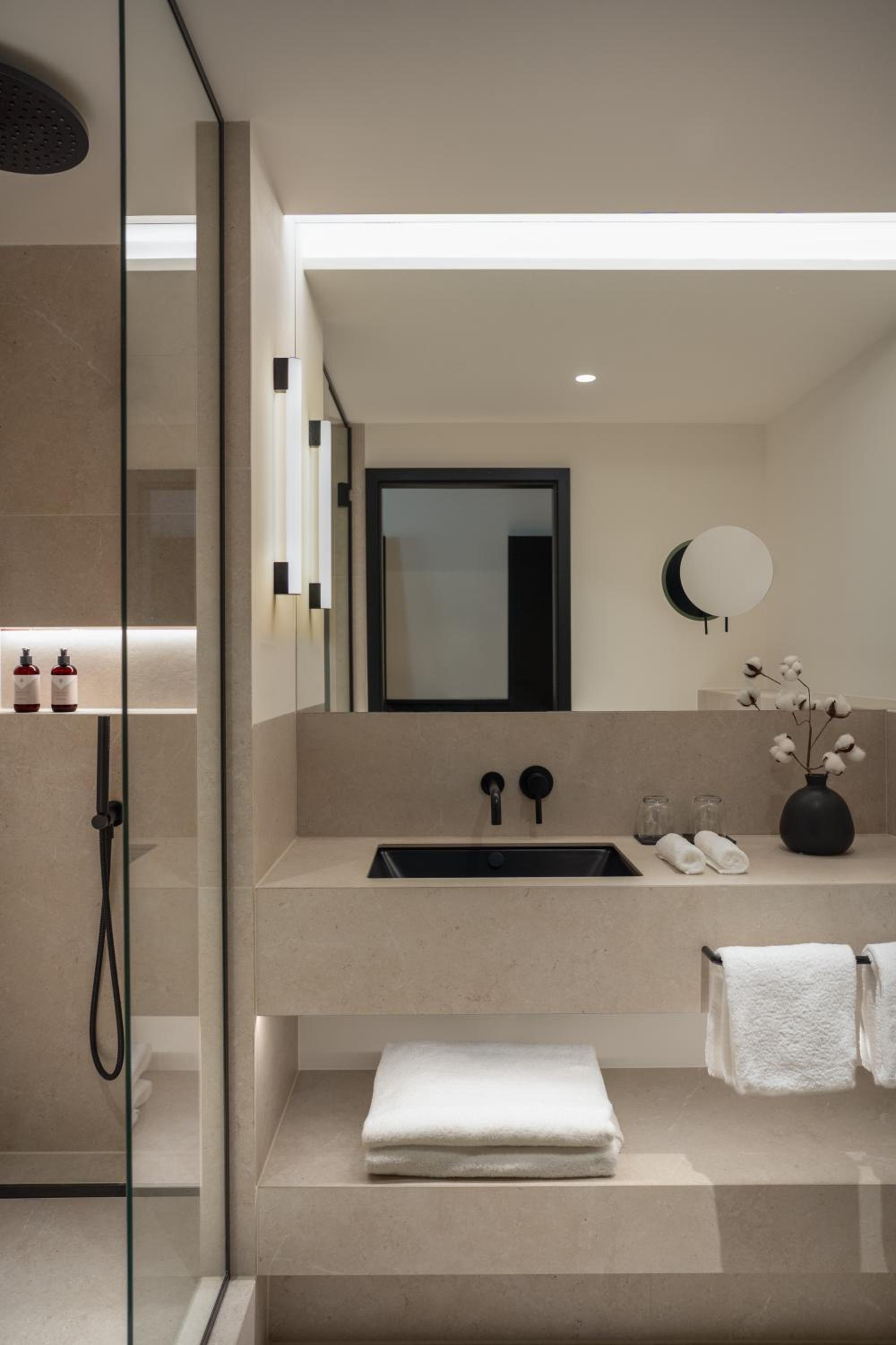 Executive Suite - Photo 3