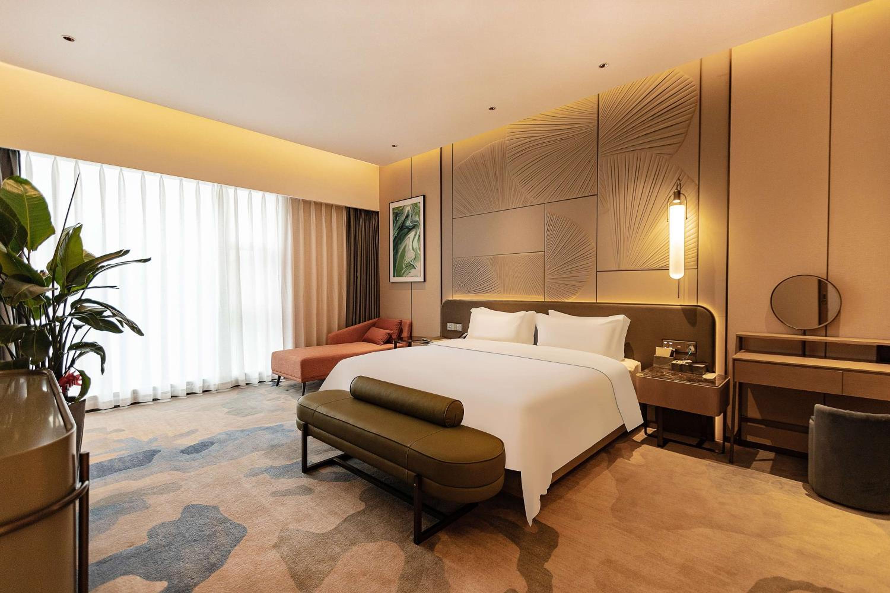 Deluxe King Suite with Mountain View photo 1