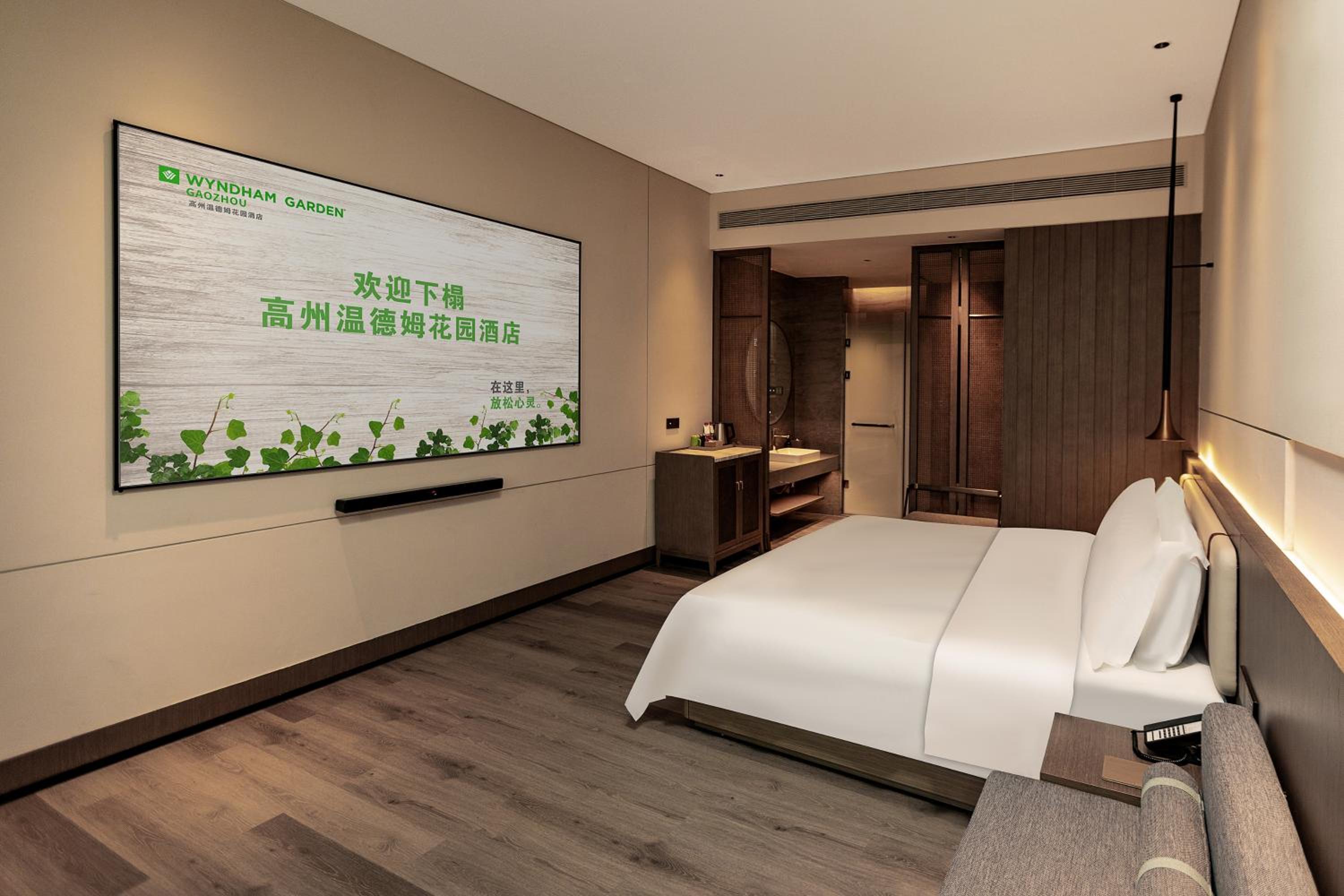 Business Room with One King Bed photo 3