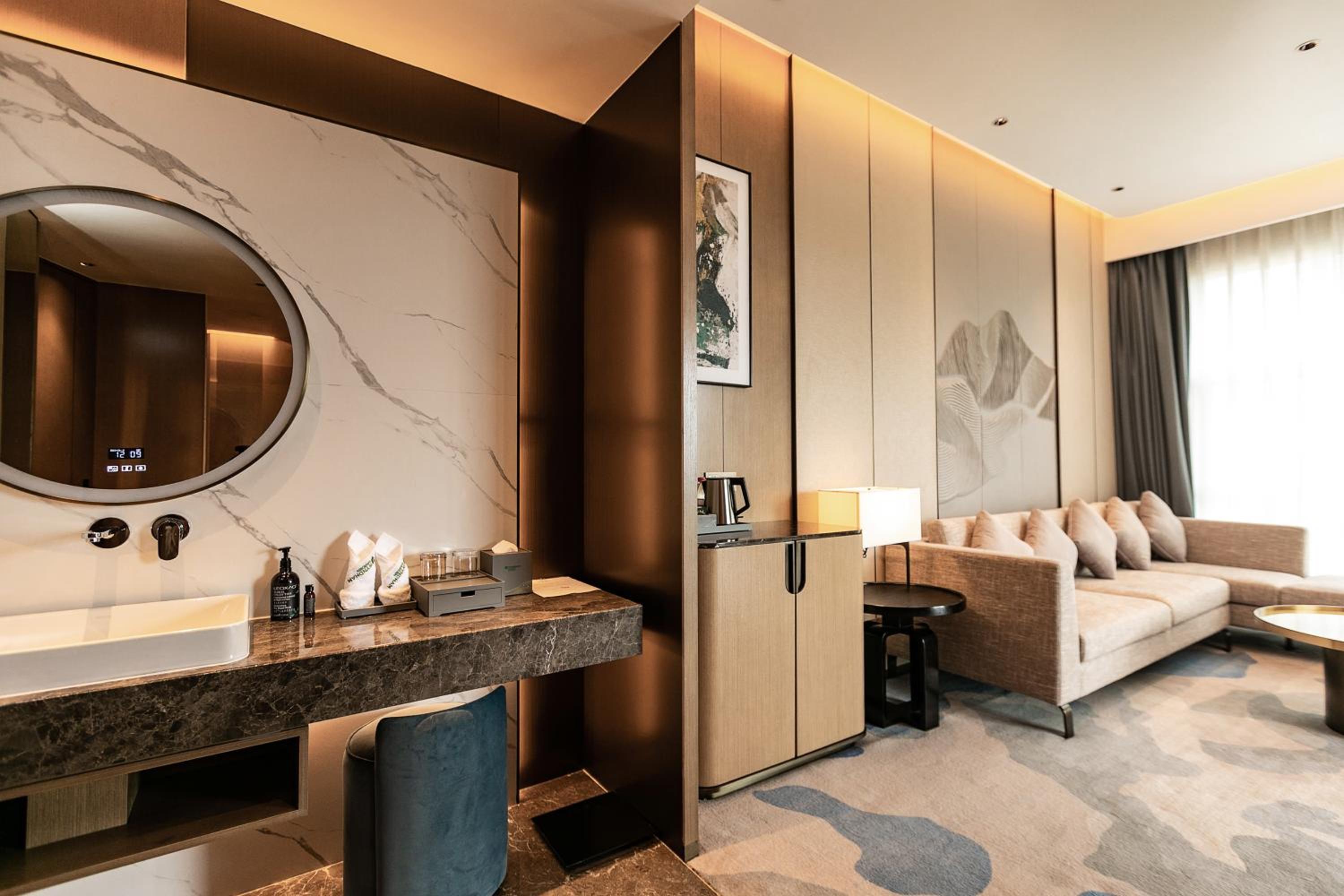 King Suite with Mountain View photo 2