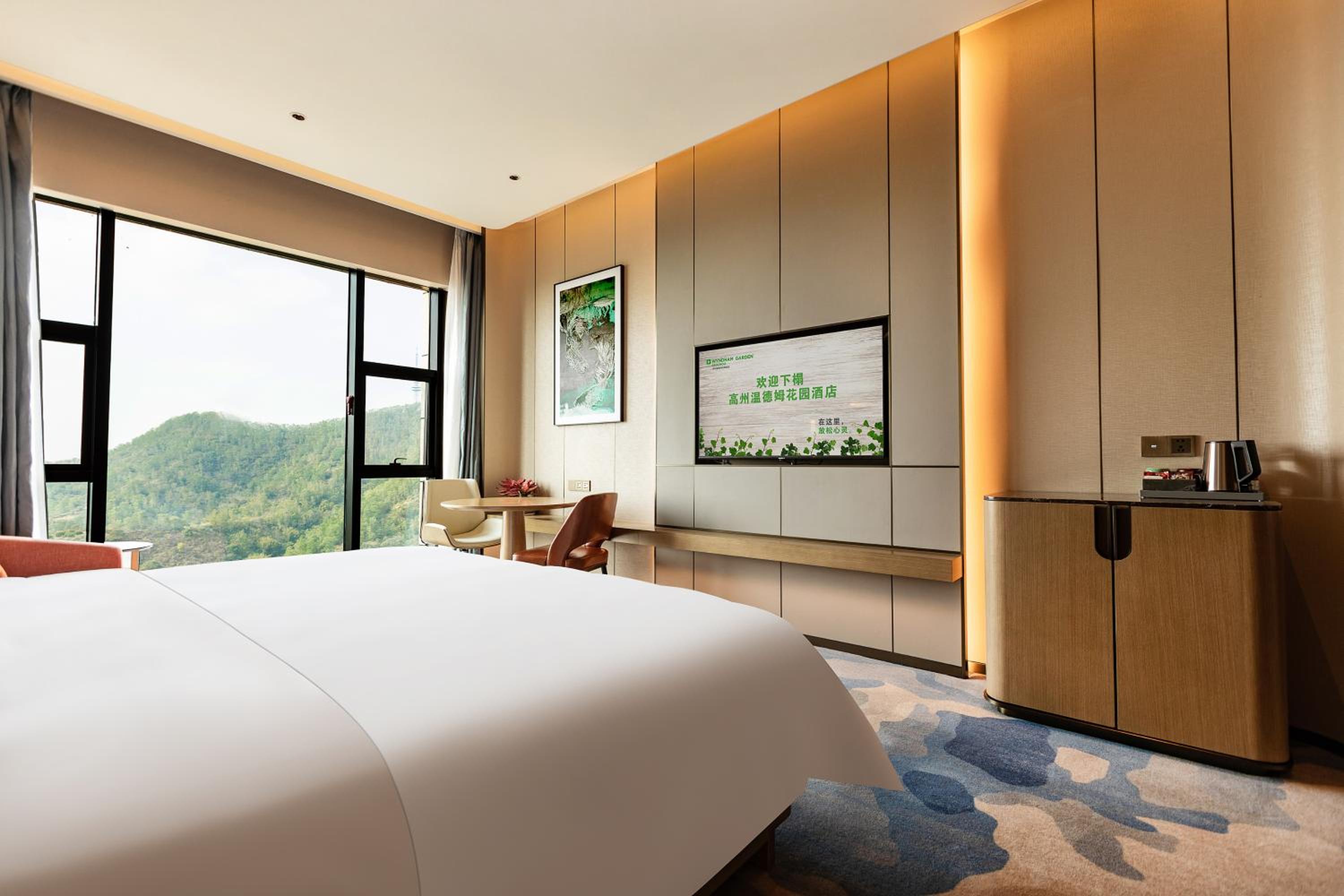 Deluxe Room with One King Bed and Mountain View - Non-Smoking photo 2