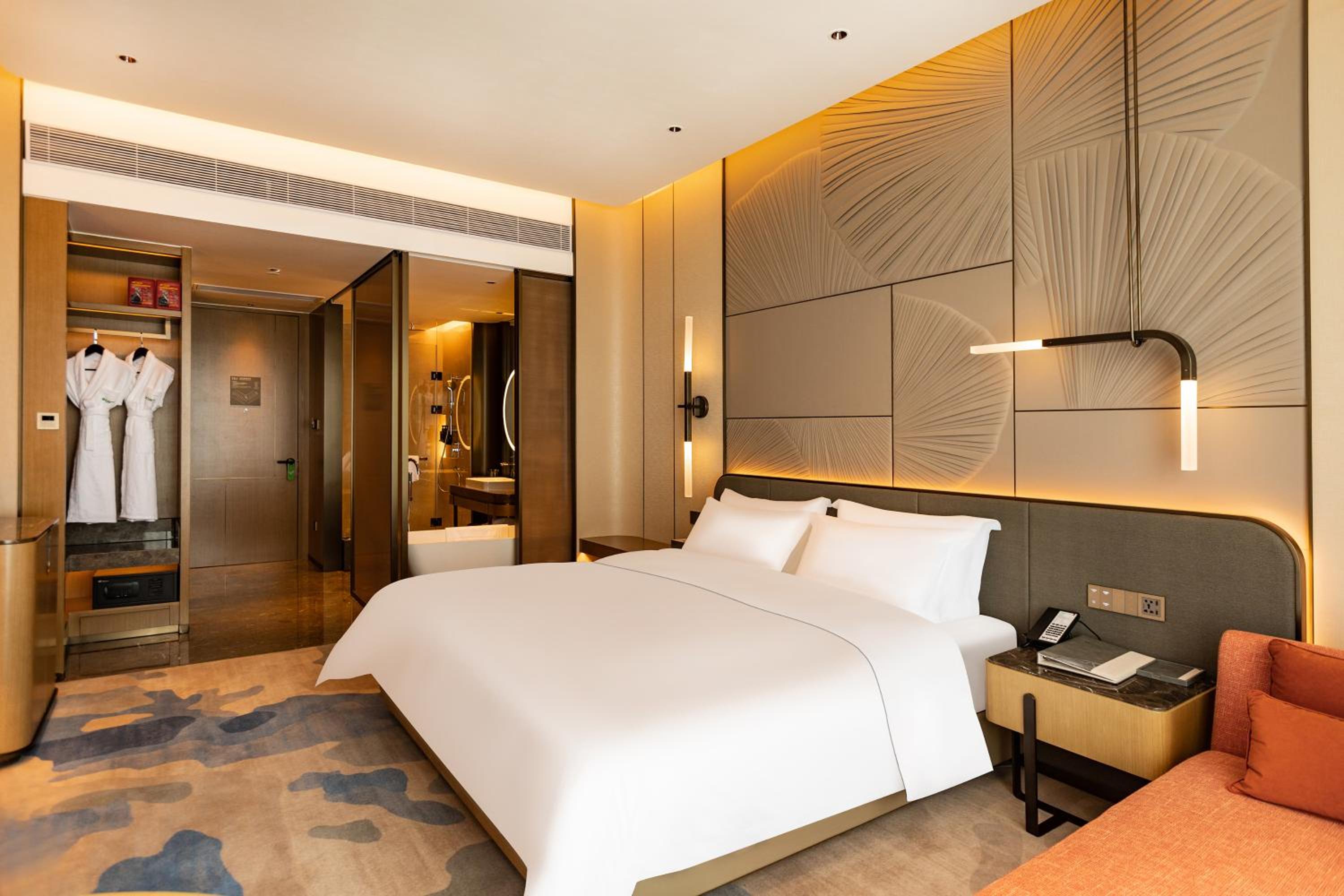 Deluxe Room with One King Bed and Mountain View - Non-Smoking photo 3