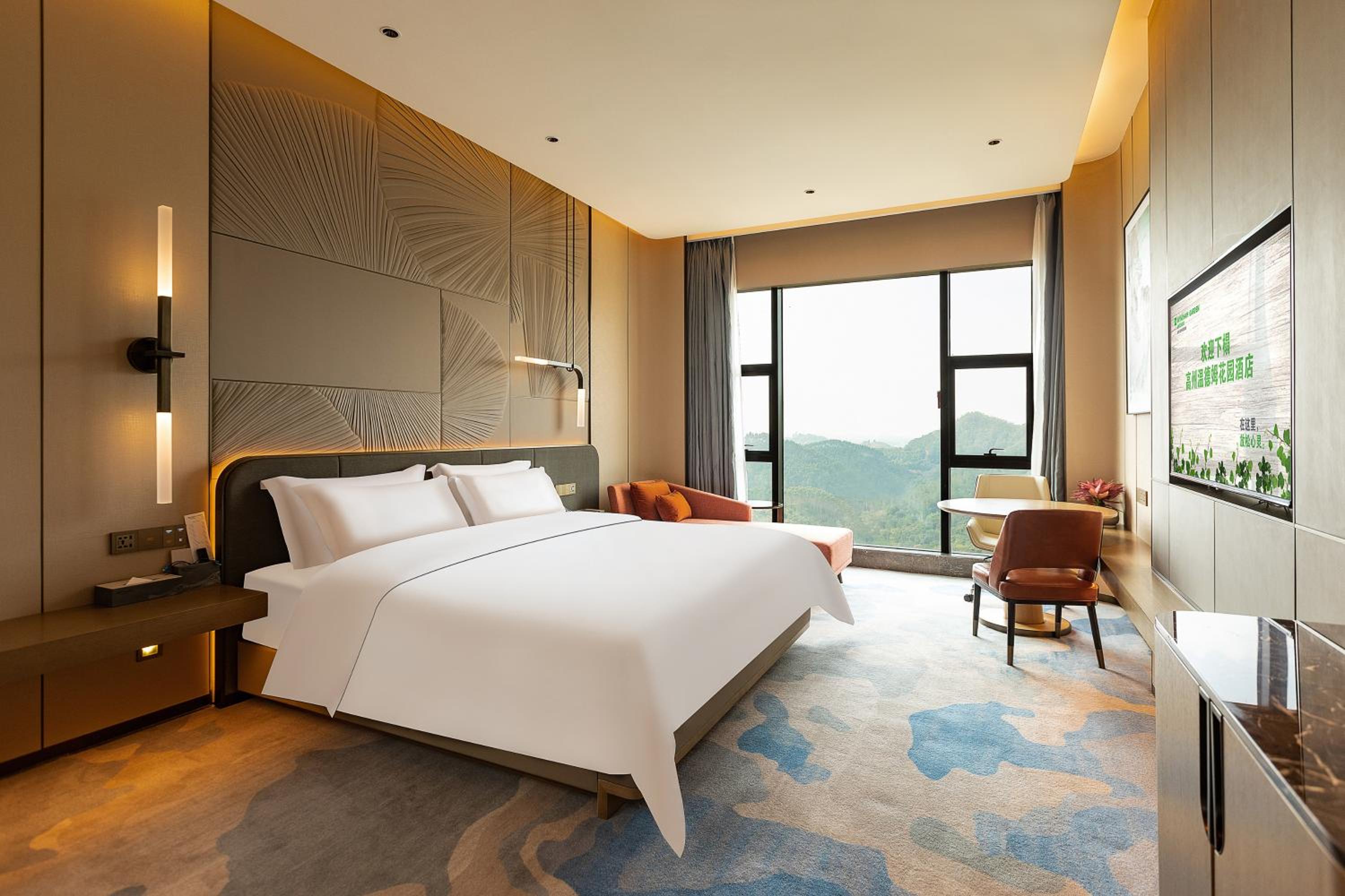 Deluxe Room with One King Bed and Mountain View - Non-Smoking photo 1