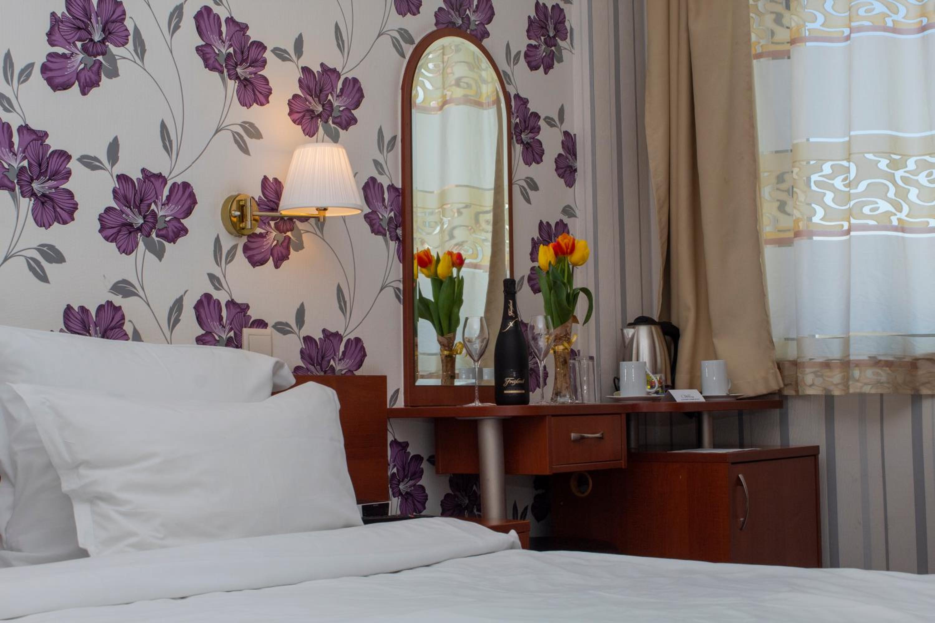 Double Room with Double Bed - Non-Smoking - Photo 6