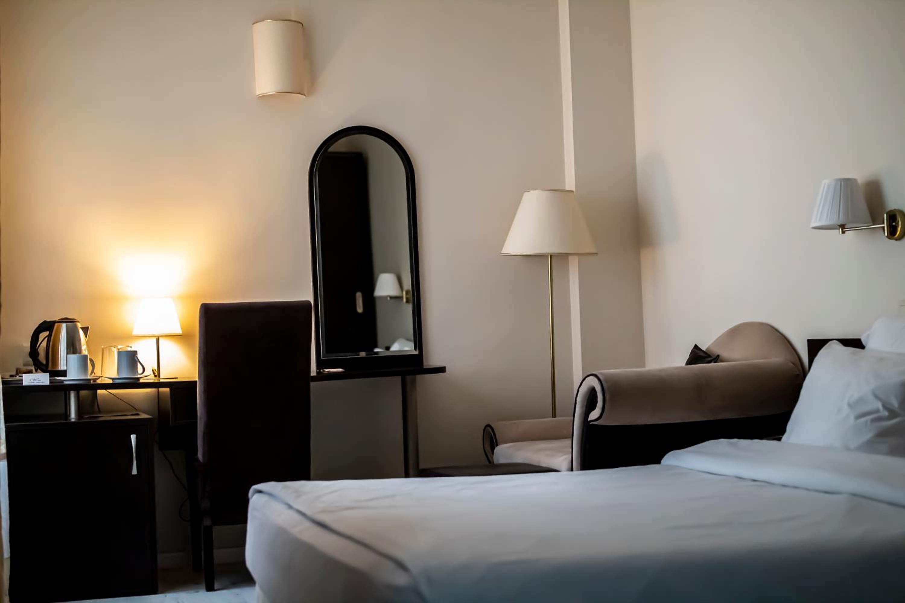 Double Room with Double Bed - Non-Smoking - Photo 9