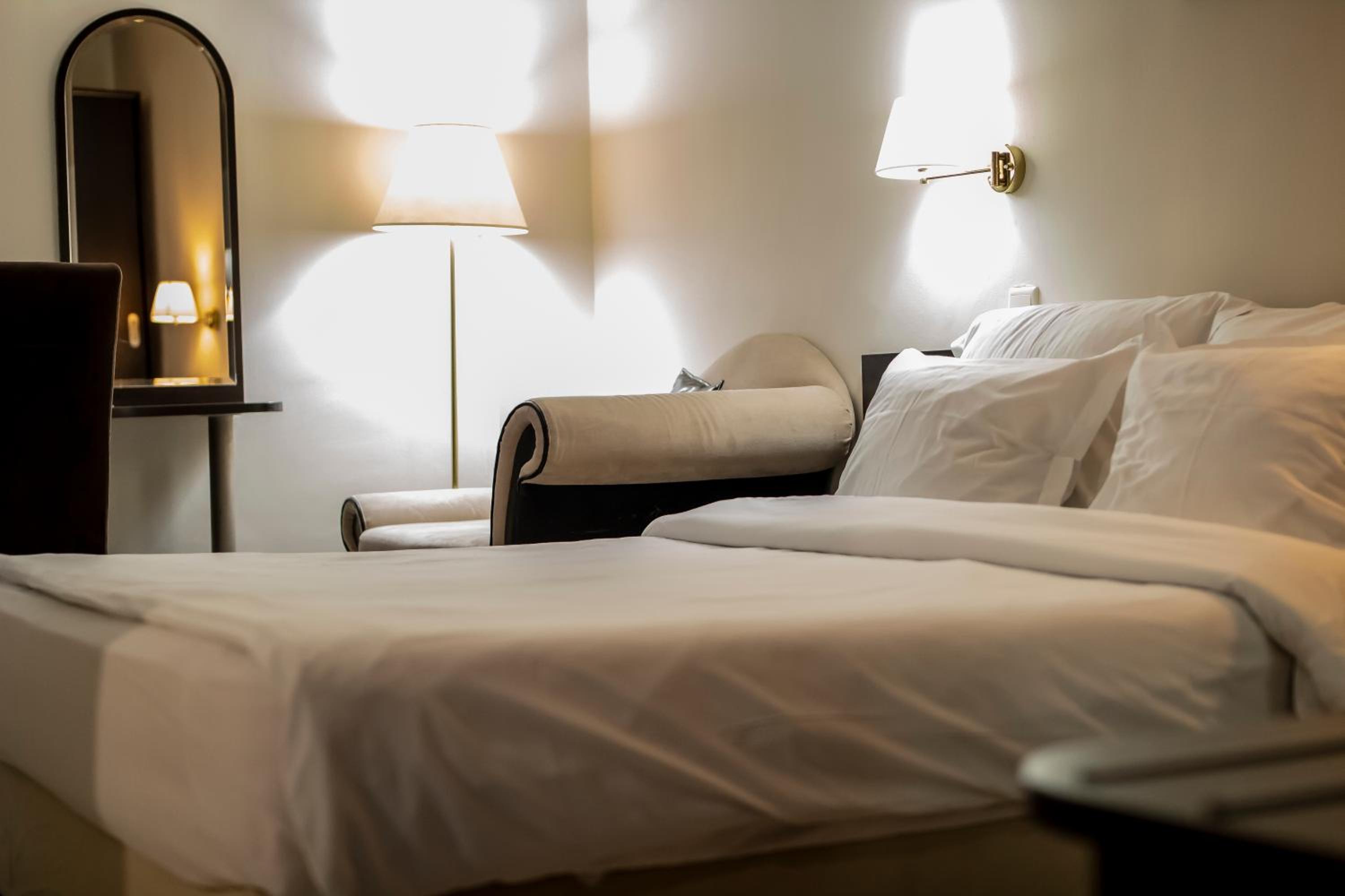 Double Room with Double Bed - Non-Smoking - Photo 8