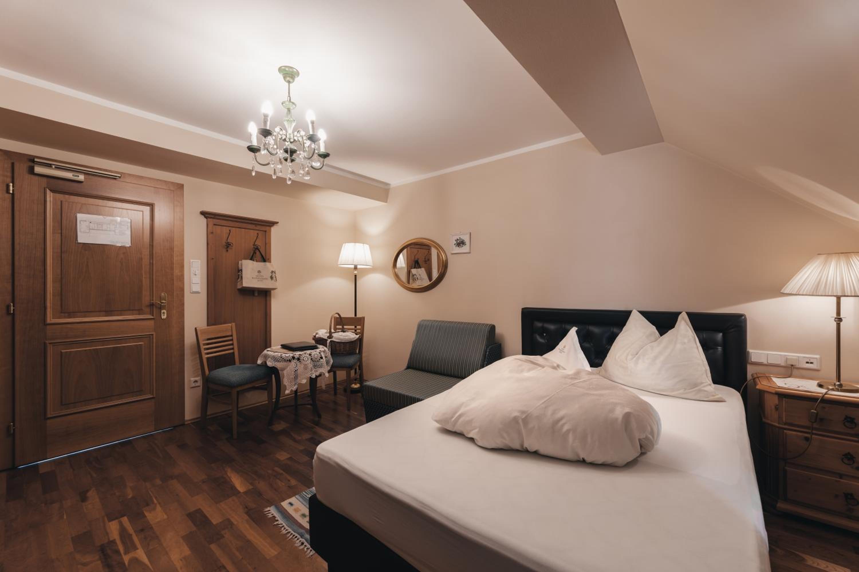 Queen Room photo 1