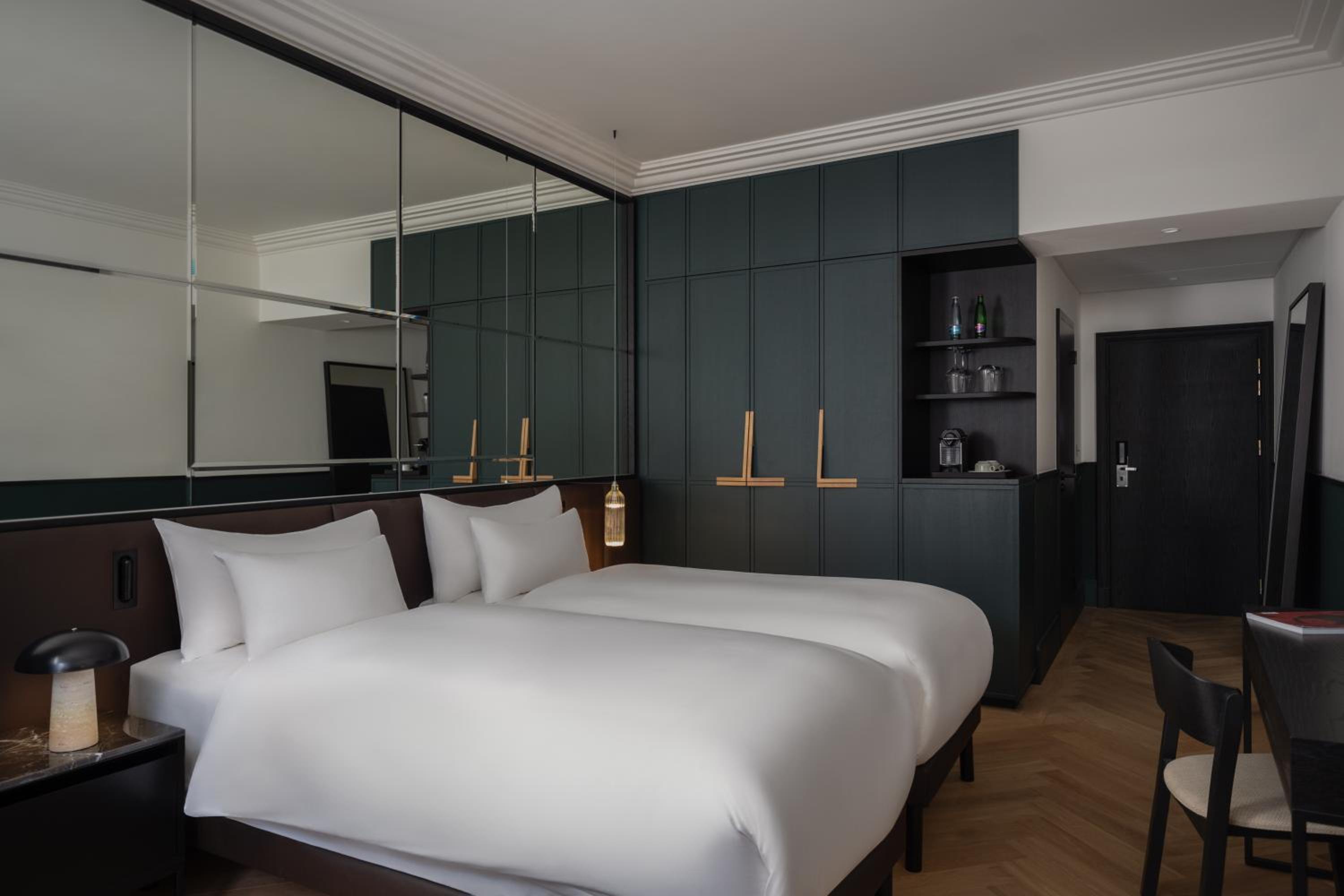 Deluxe Room Twin - Photo 1