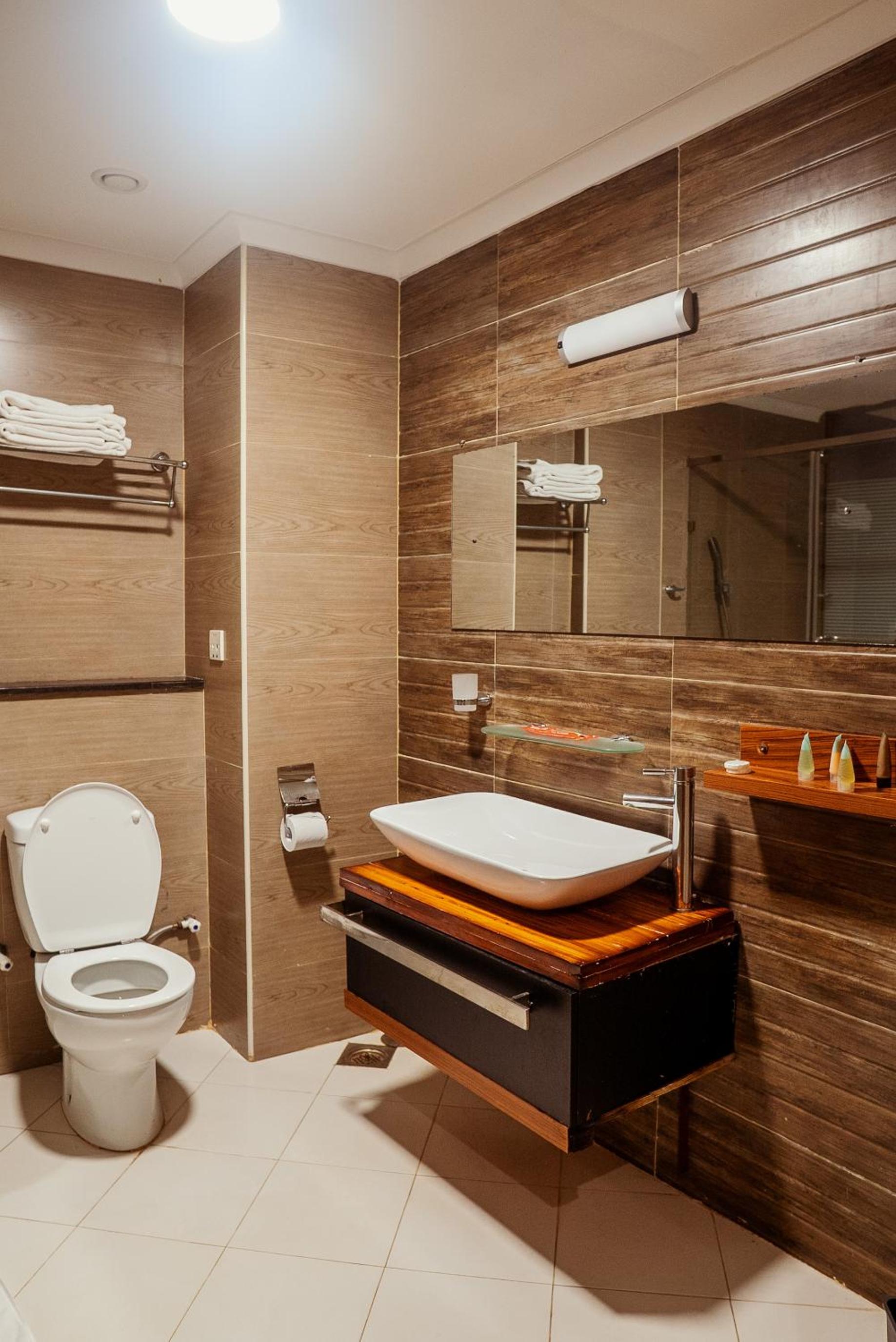 Executive Suite - Photo 4