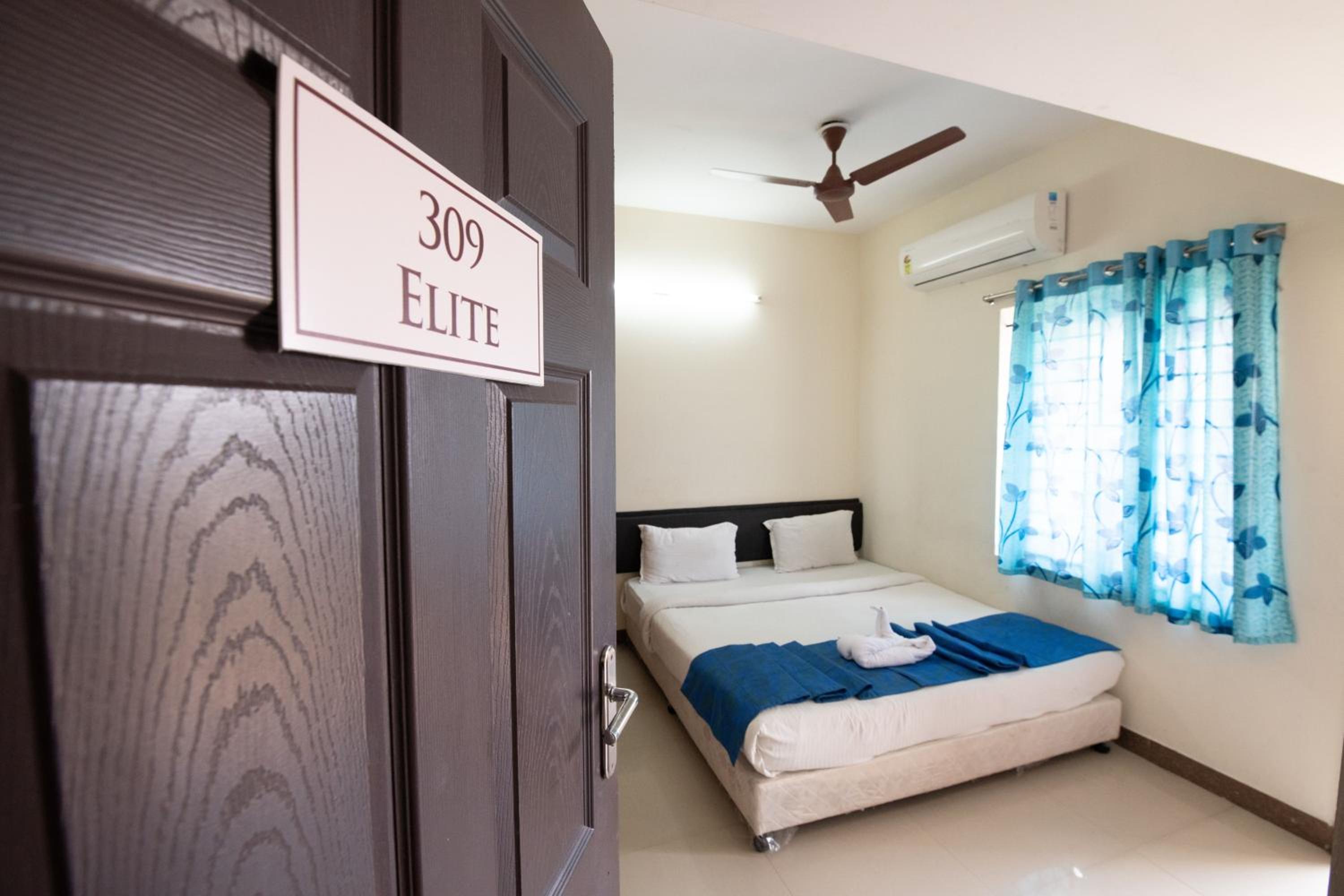 Deluxe King Room - Photo 1