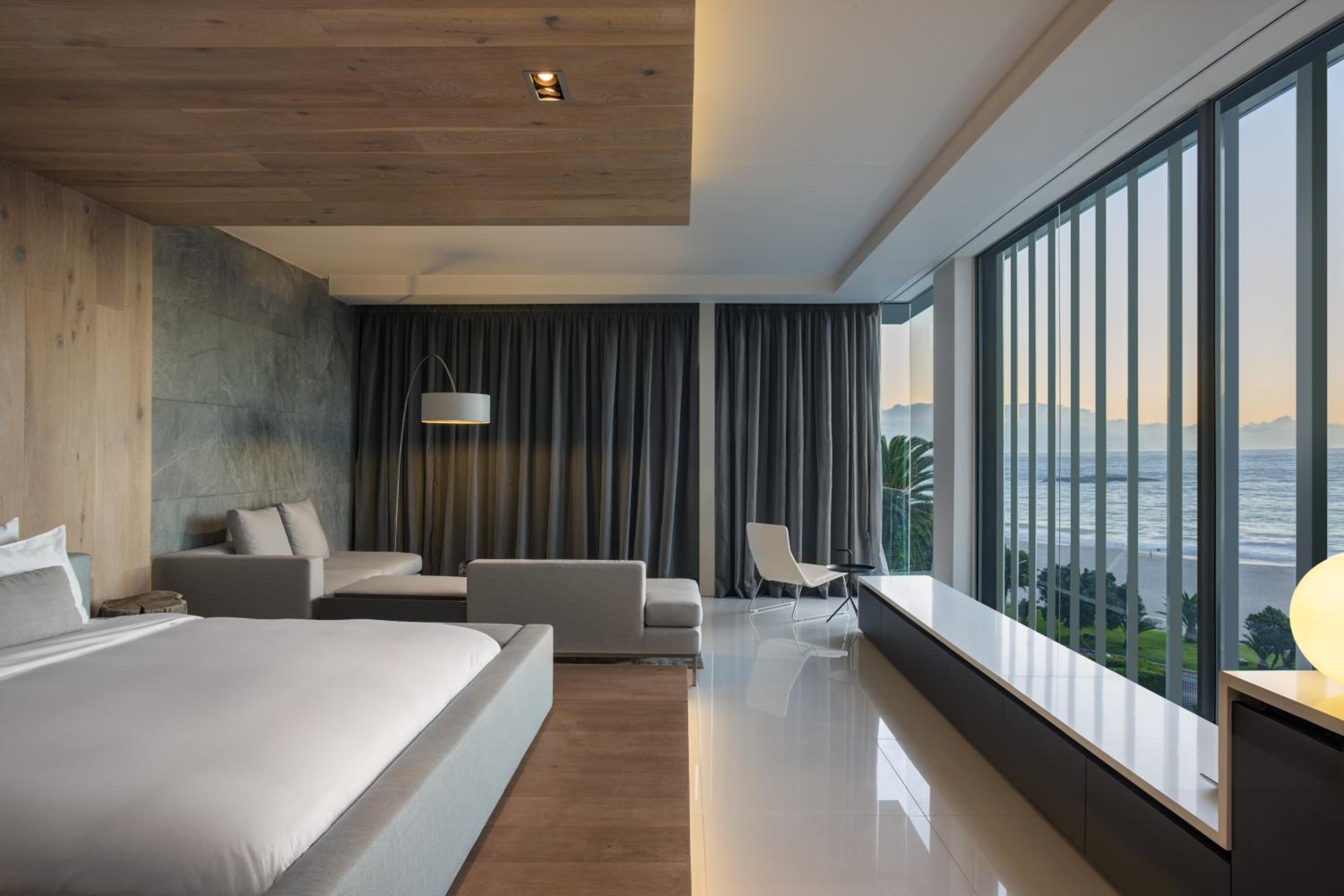 Deluxe Suite with Sea View - Photo 3