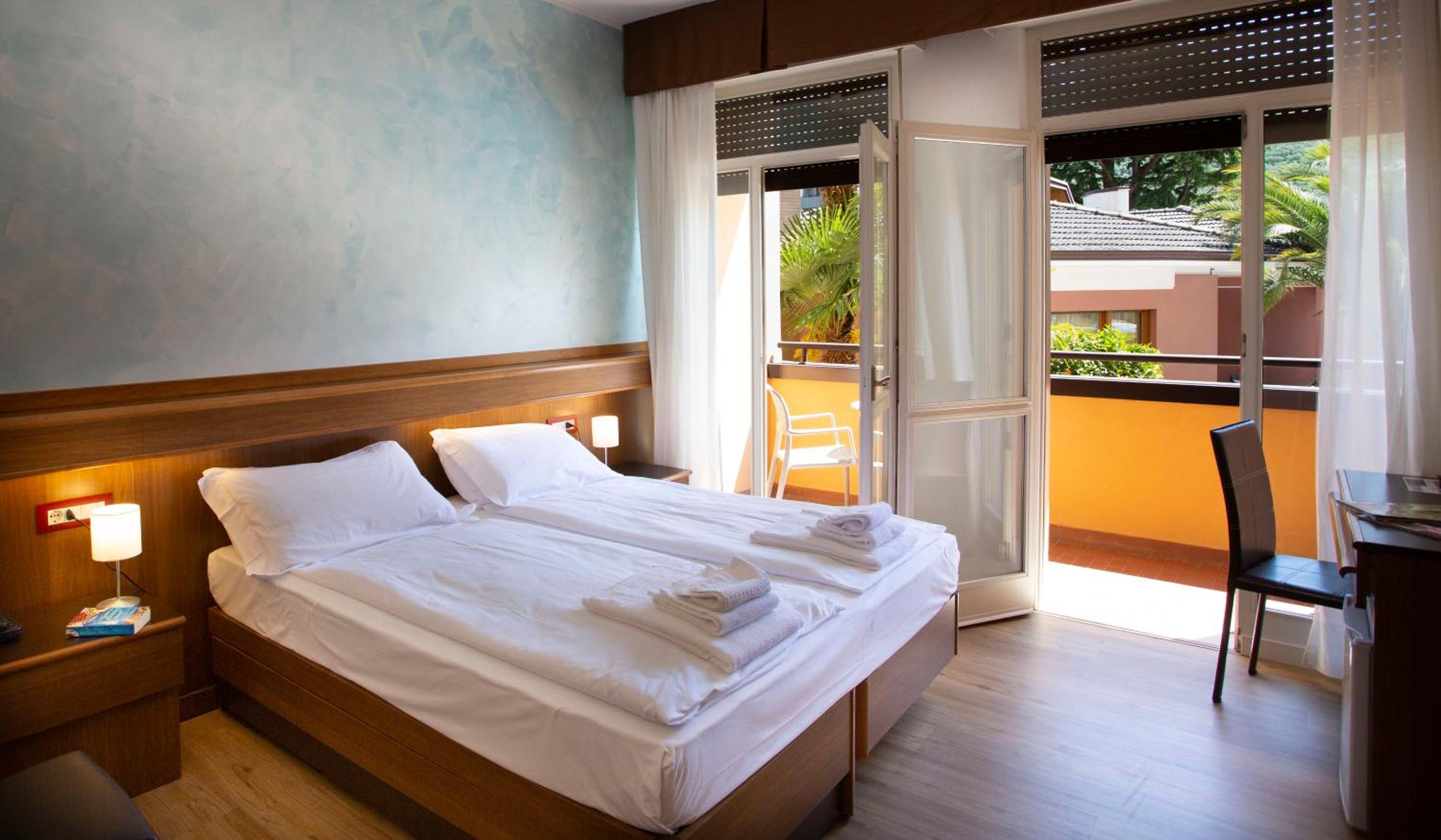 Double or Twin Room with Balcony - Photo 8