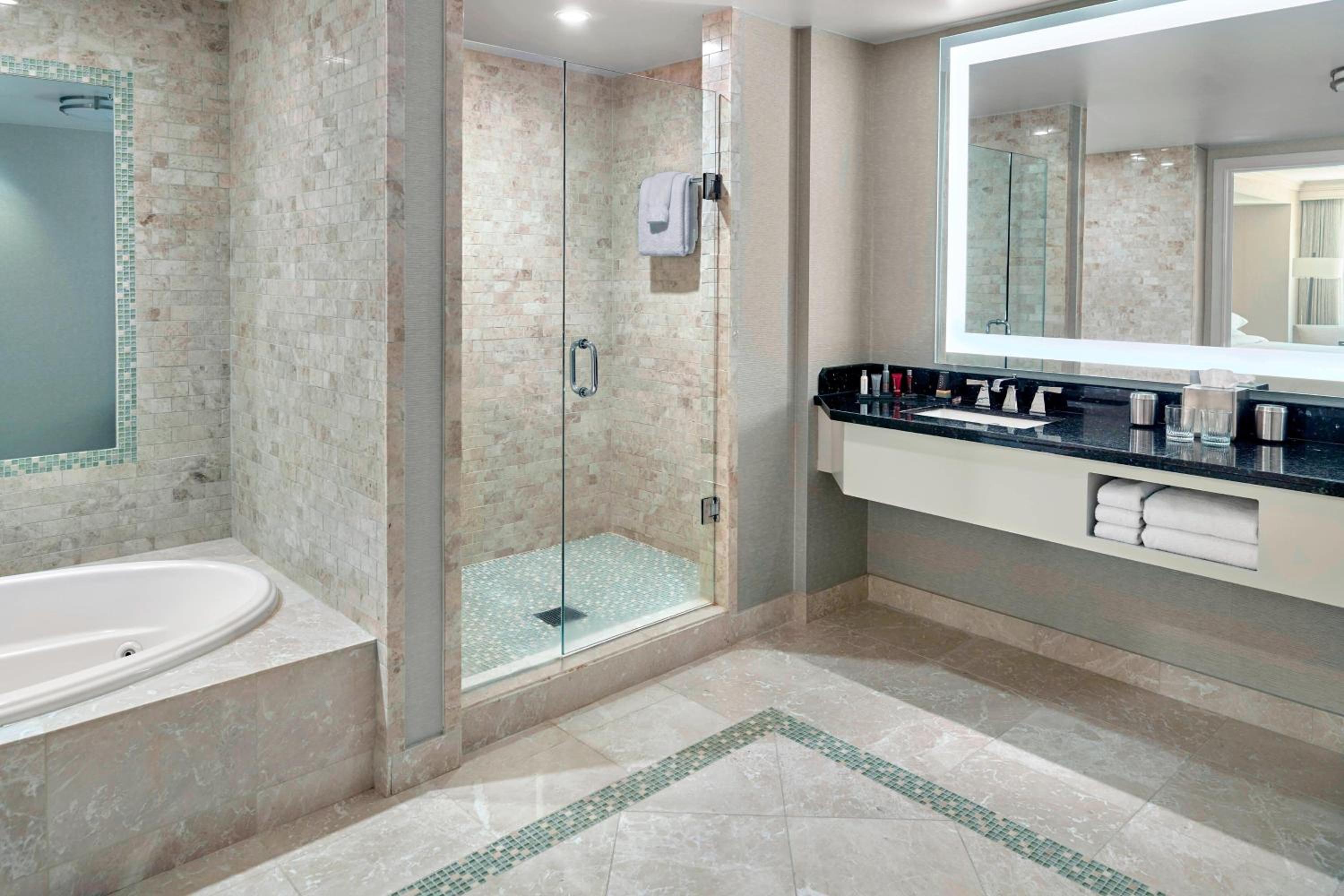 1 Bedroom Suite, 1 King - Photo 2