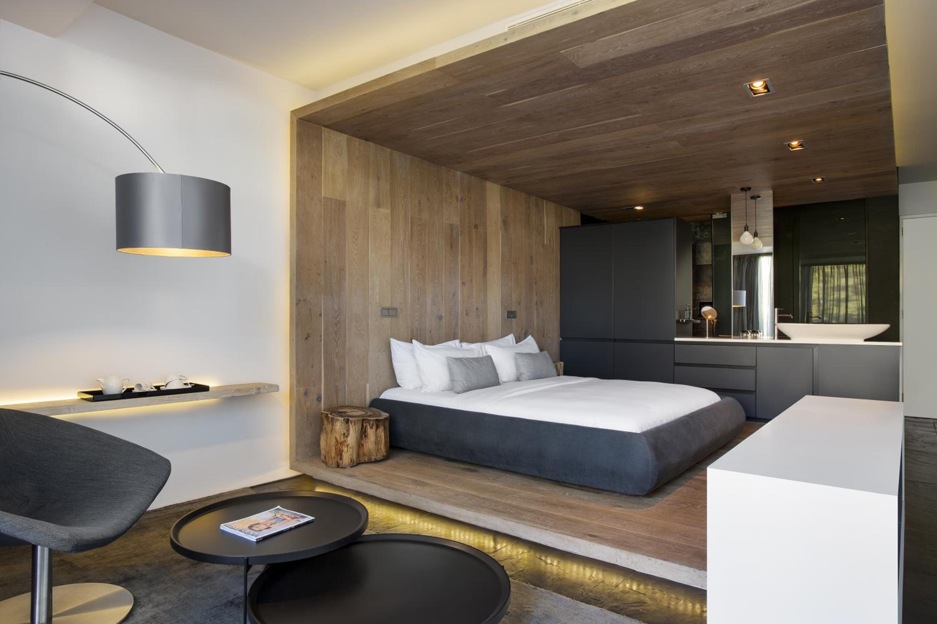 Terrace Pool Room - Photo 4
