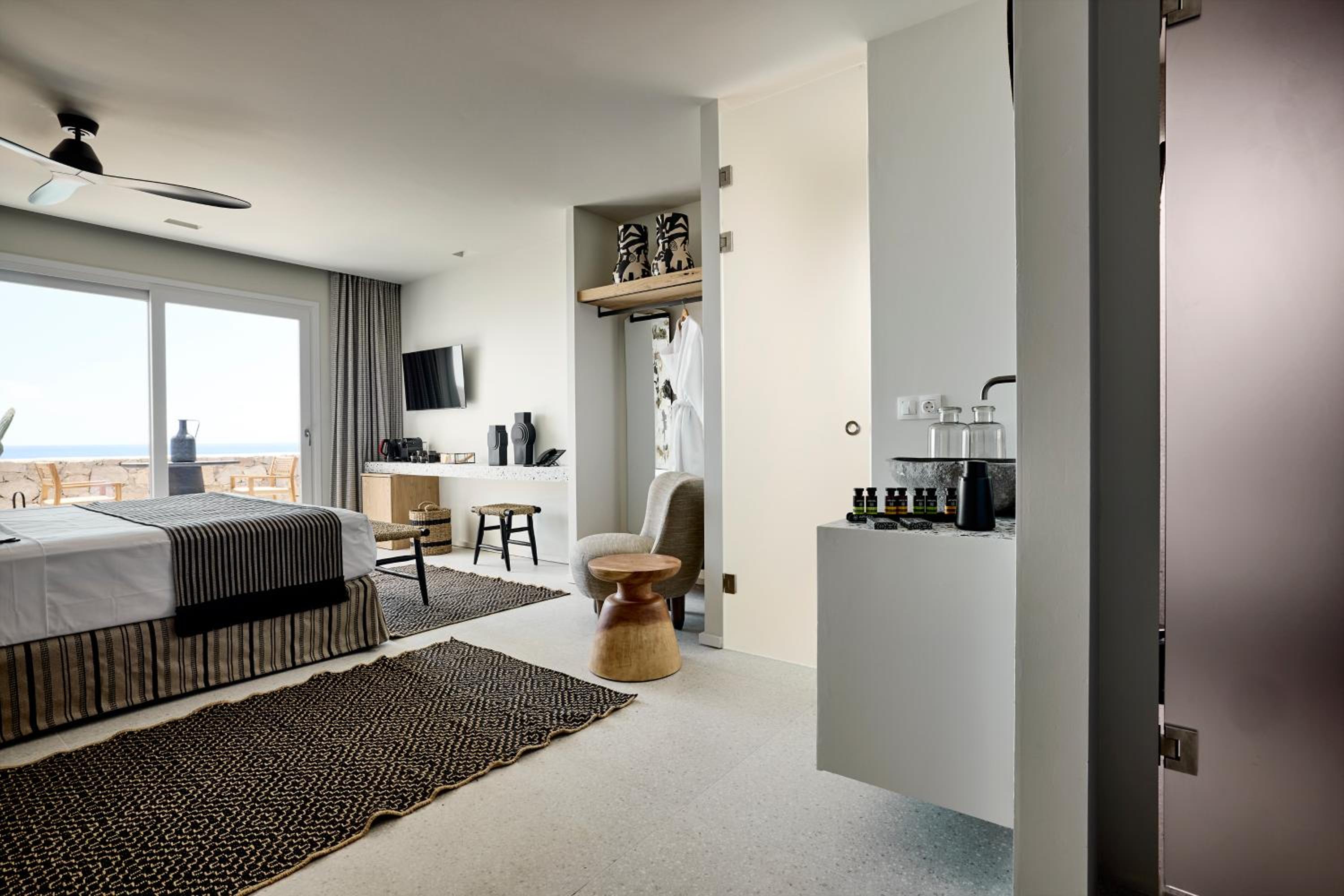 Signature Suite with Sea View - Photo 27