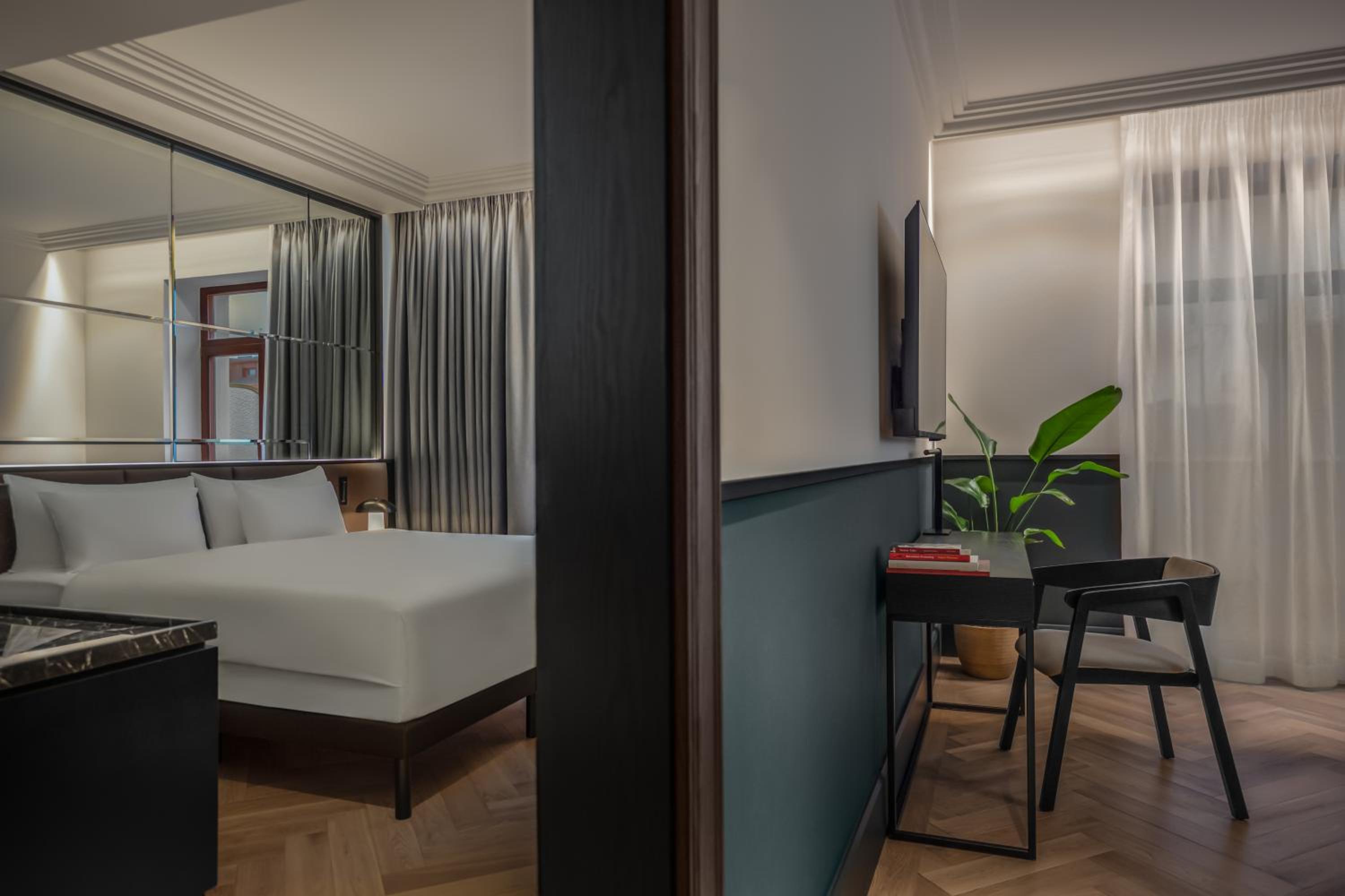 Executive Suite - Photo 4