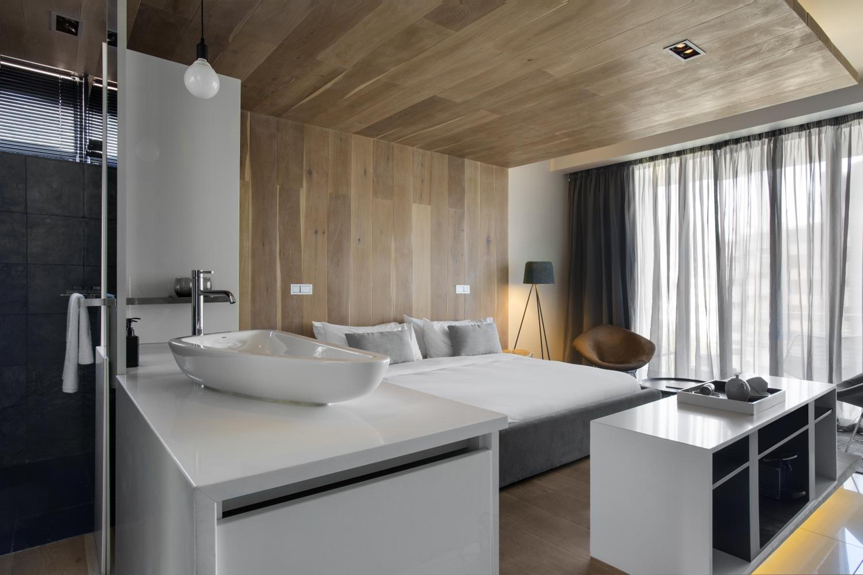 Classic Double Room with Balcony - Photo 3