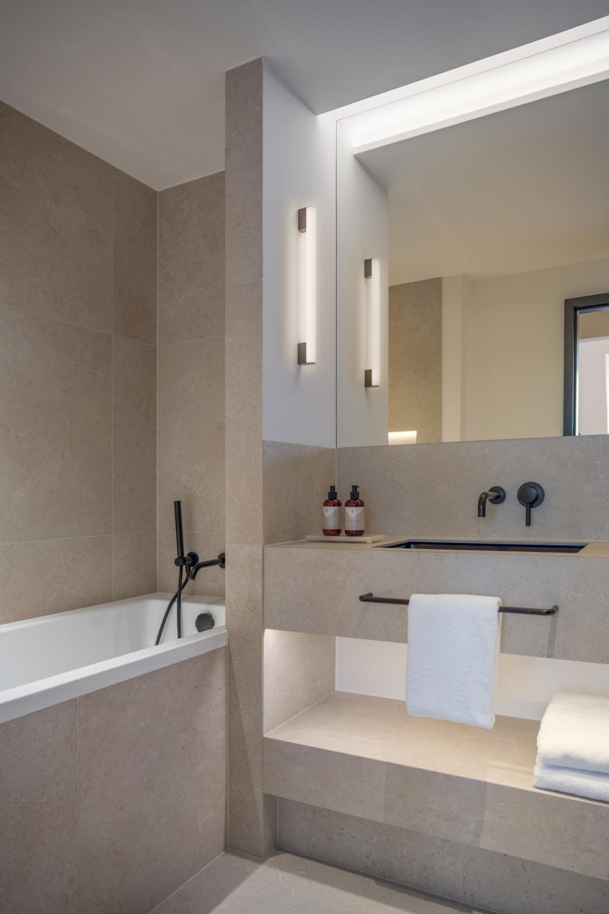 Almanac X Suite with Castle view - Photo 2