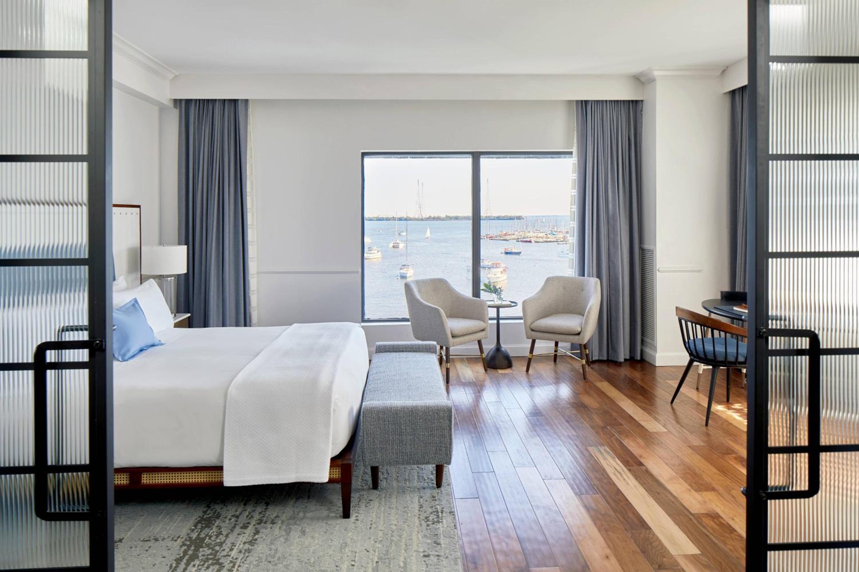 One-Bedroom King Suite with Sofa Bed and Harbor View photo 2