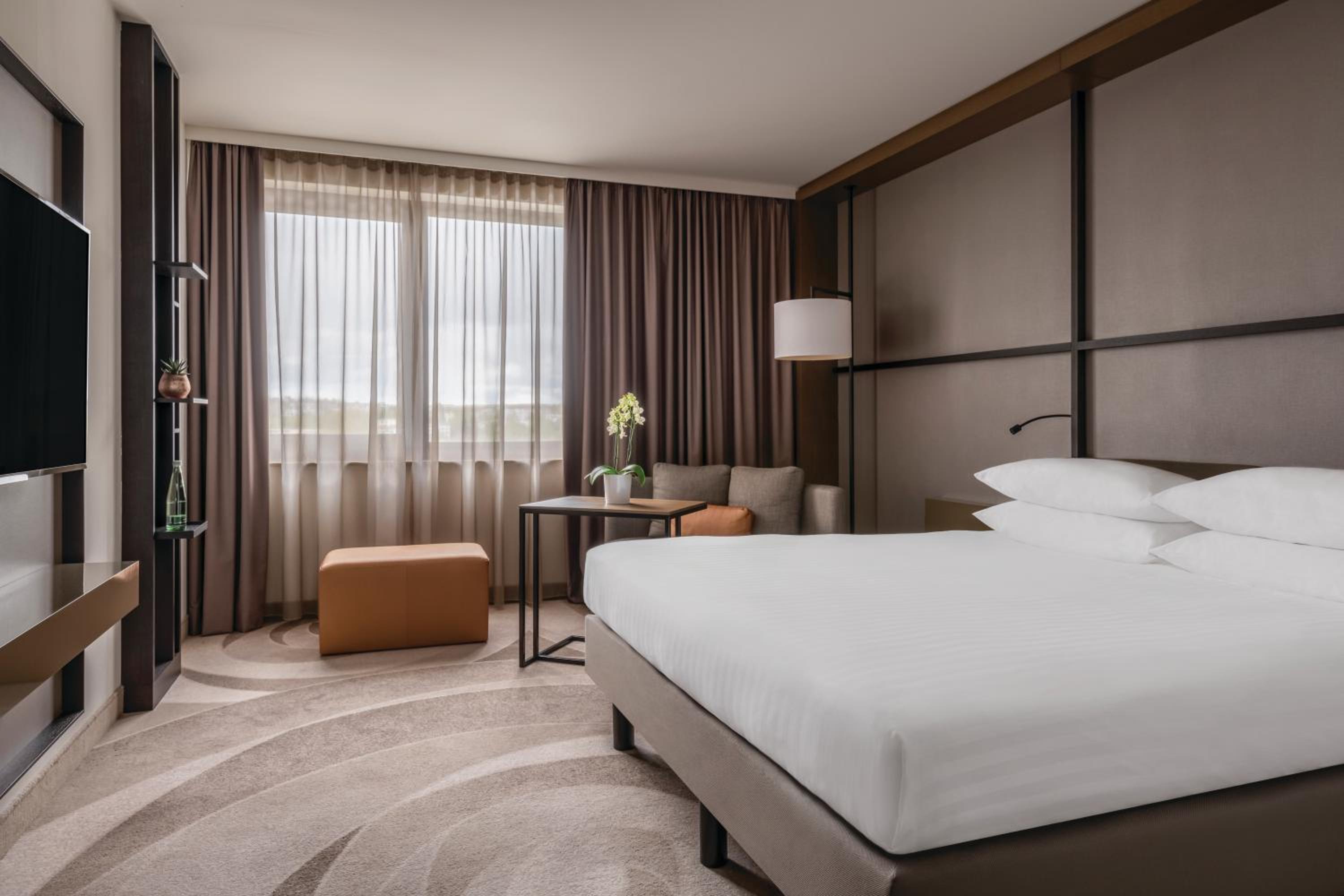 Executive Room, Executive lounge access, Guest room, 1 King - Photo 3