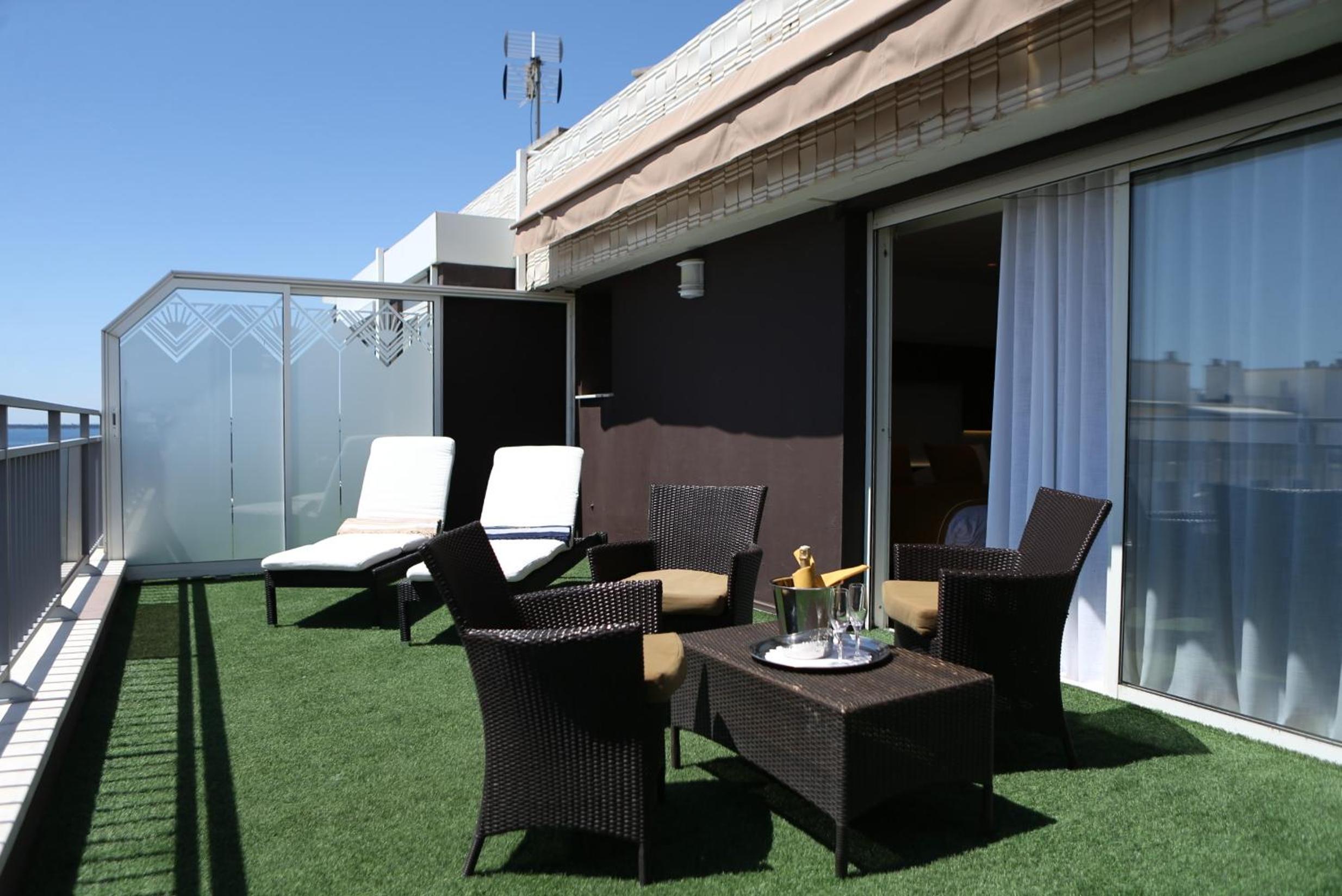 Junior Suite with City View - Photo 6