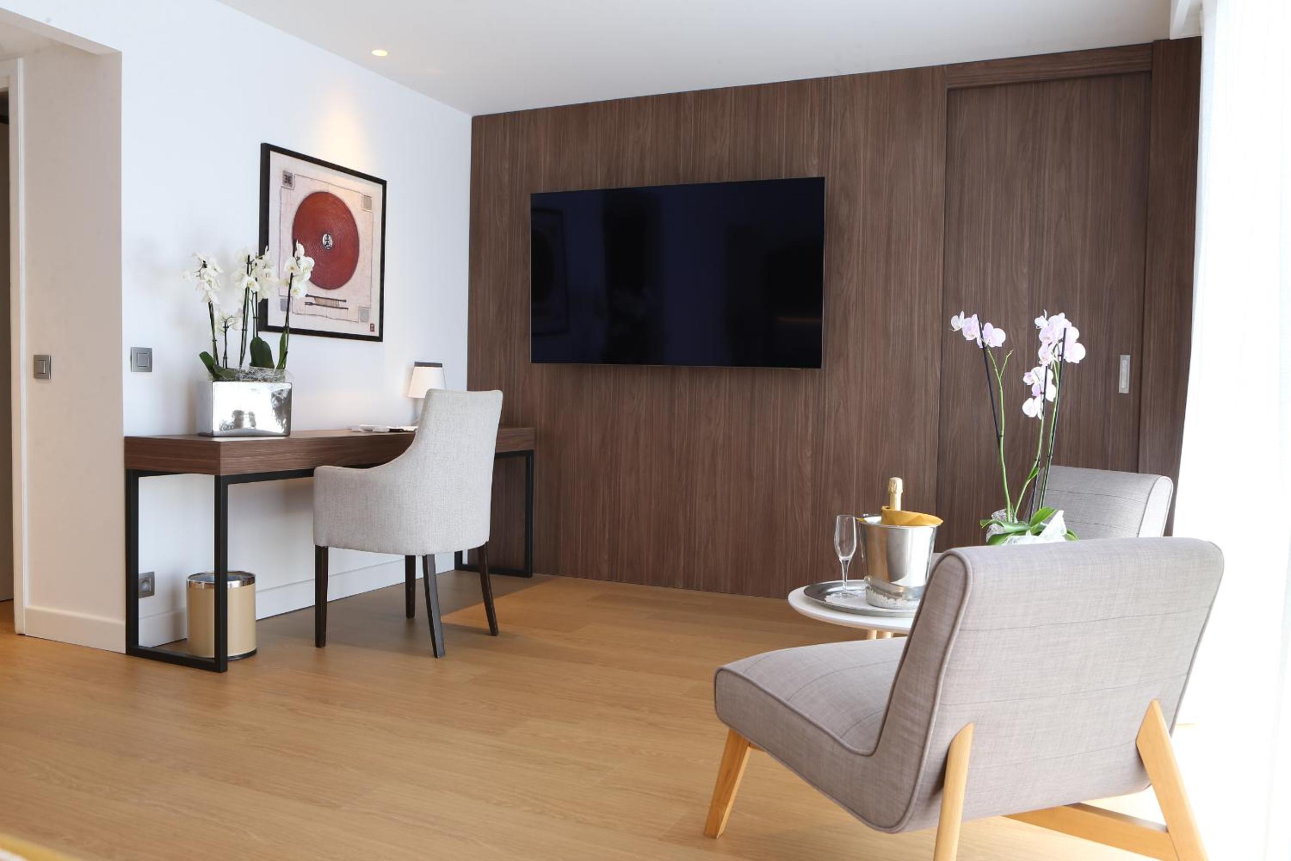Junior Suite with City View - Photo 5