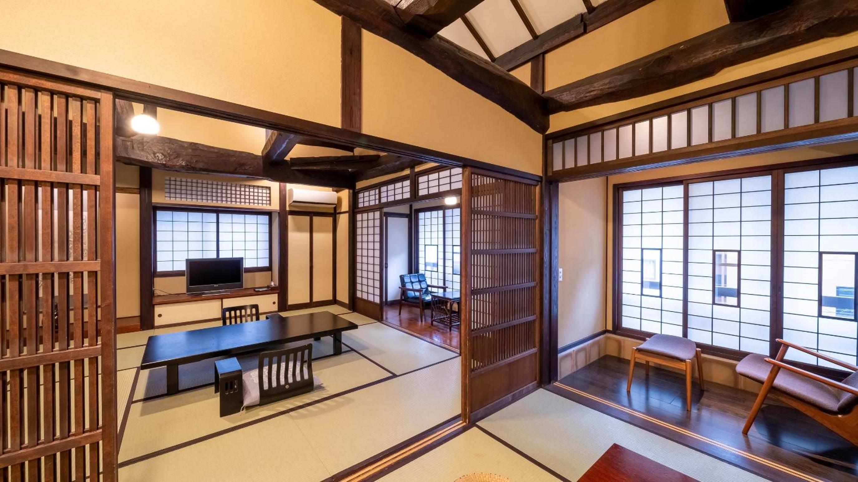 Traditional Japanese-Style Family Room photo 2