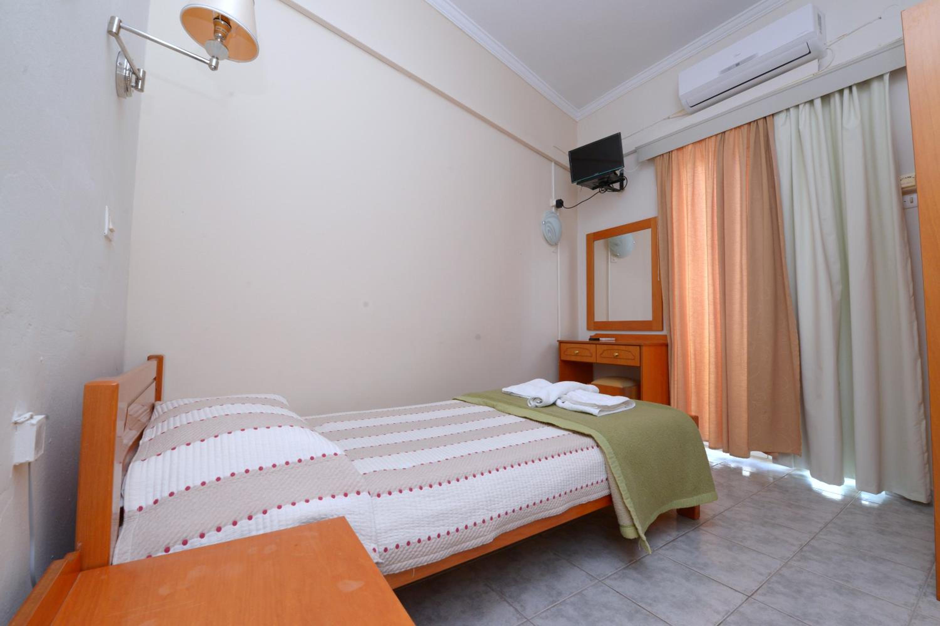 Small Single Room with Balcony photo 2
