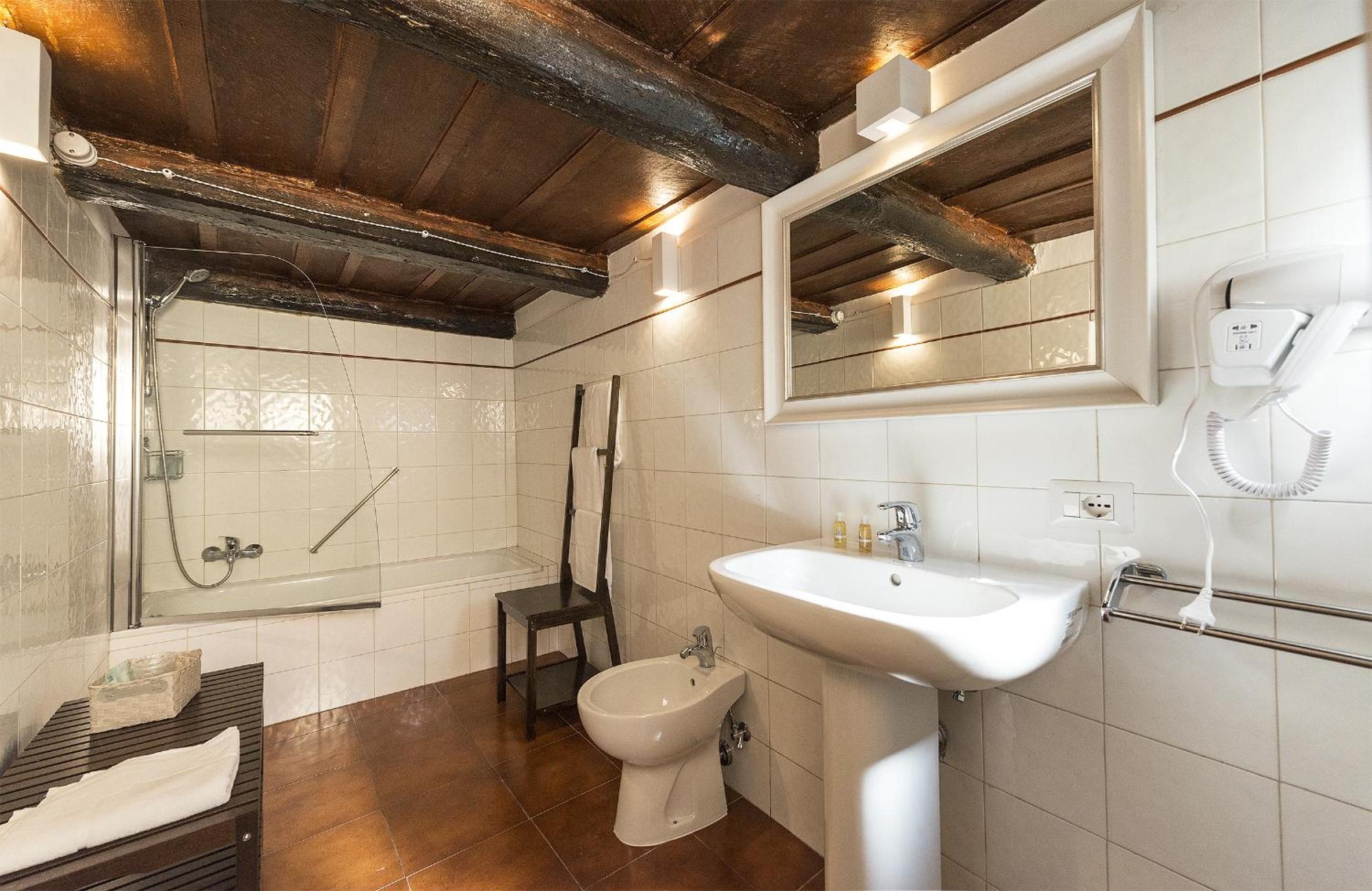 Twin Room with Private Bathroom photo 2