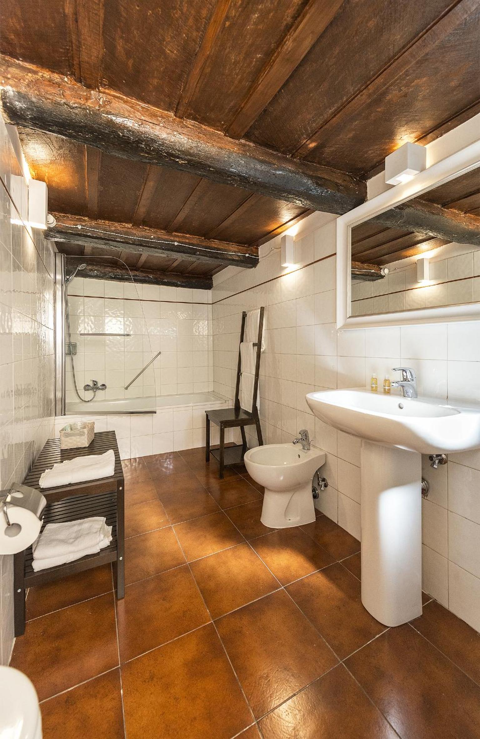 Twin Room with Private Bathroom photo 3