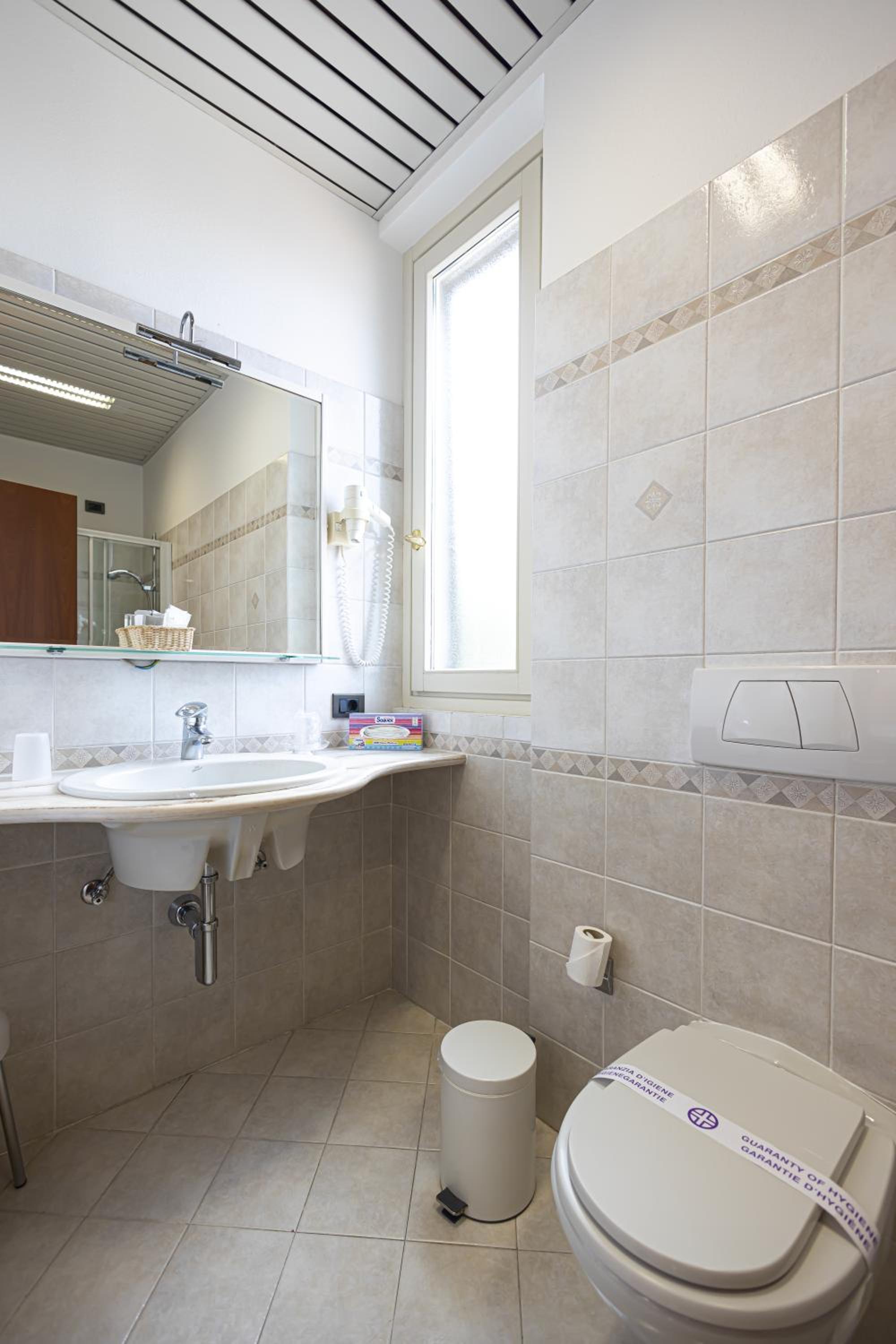 Deluxe Double or Twin Room with Terrace and Lake View - Photo 7